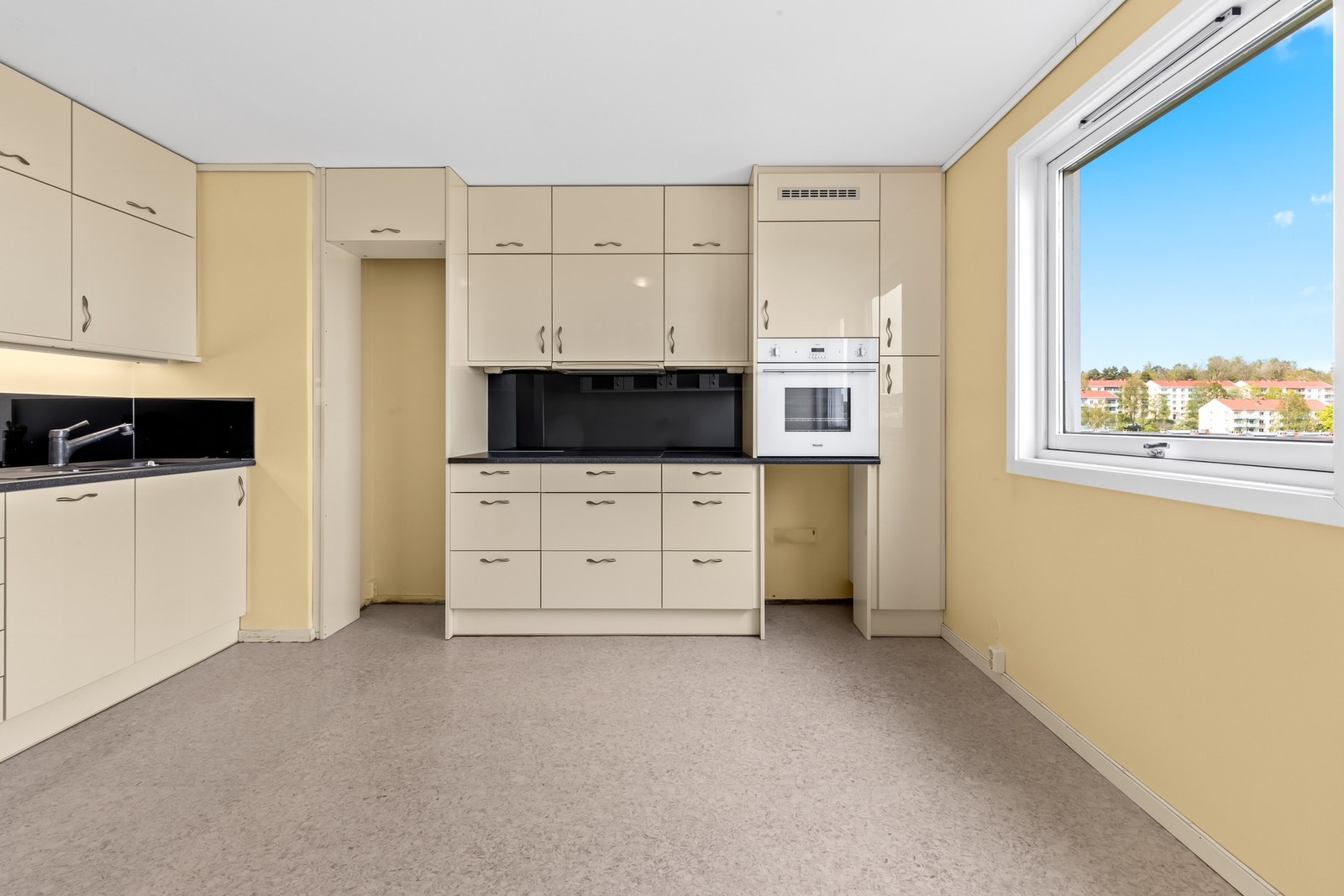 Kjøkkeninnredning med høyglans fronter, laminat benkeplater, oppvaskkum, ventilator, glassplater
over benk, stekeovn, platetopp og opplegg for oppvaskmaskin. 4 fronter med glass. Galleribilde