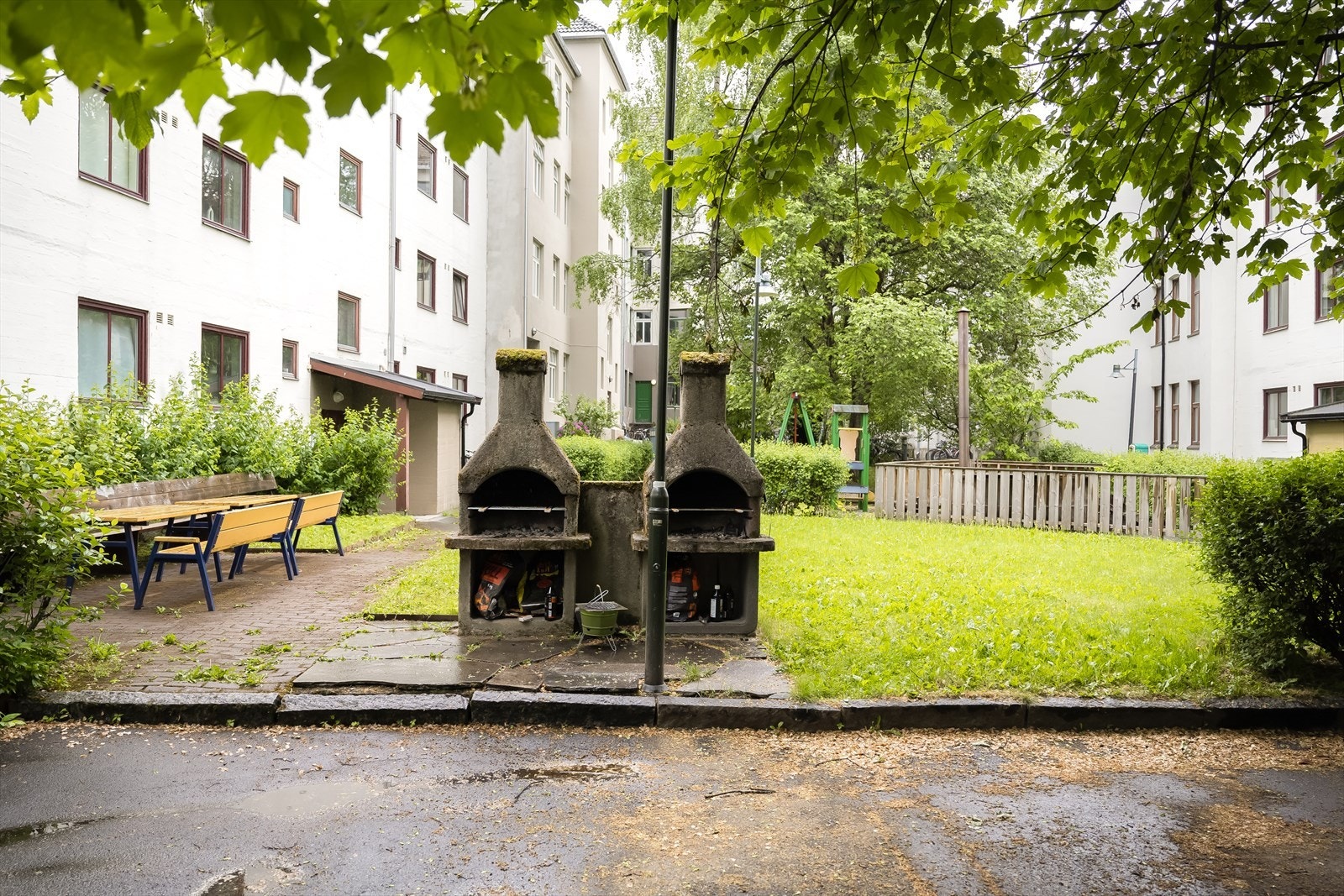 Skjermet bakgård som fritt kan benyttes av beboerne. Galleribilde