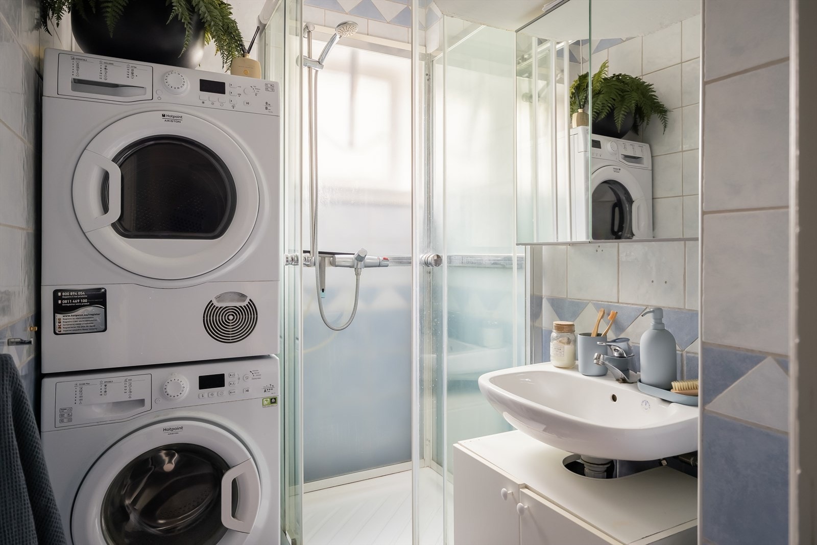 Badet er blant annet utstyrt med gulvvarme og opplegg for vaskemaskin. Galleribilde