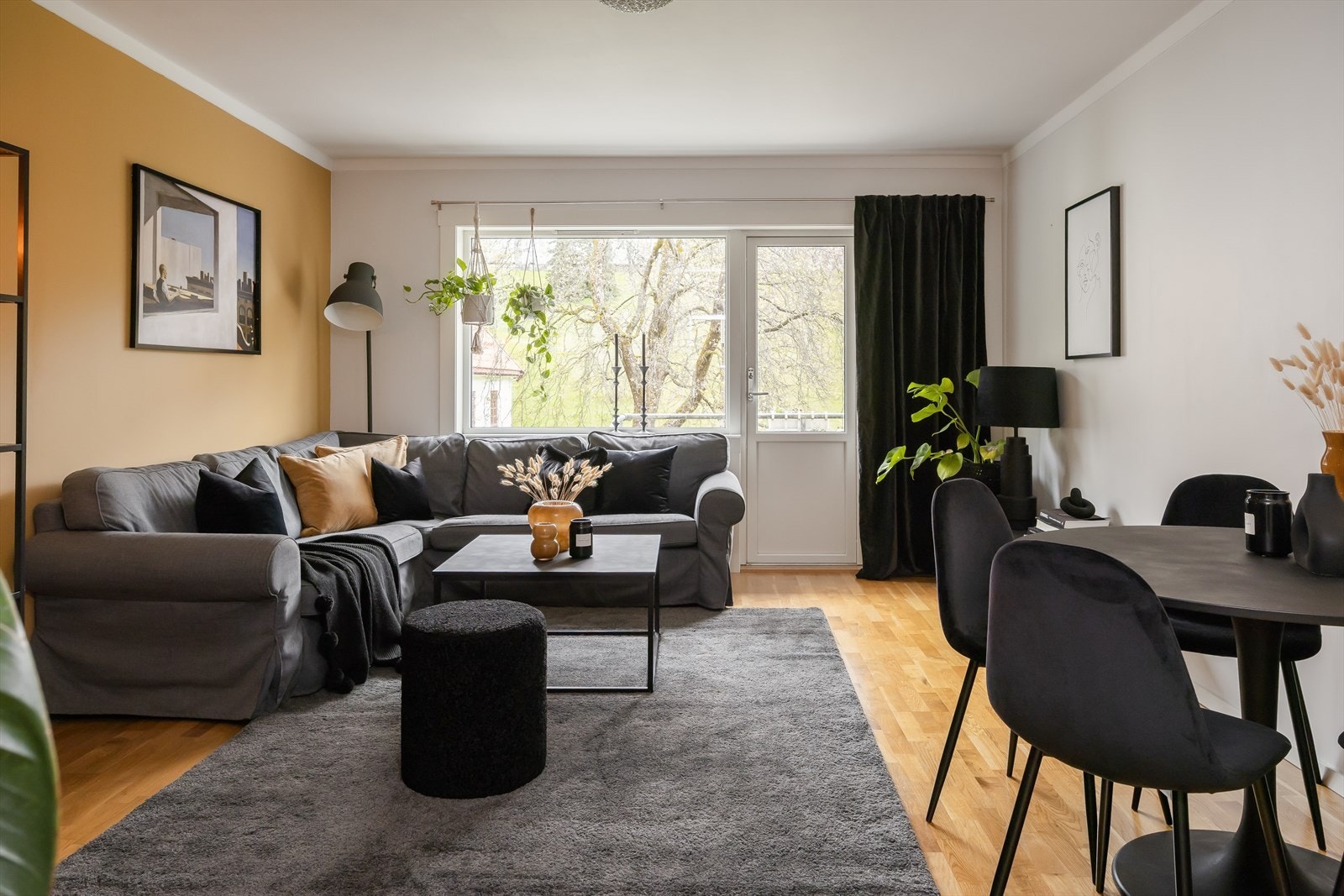 Velkommen til Klæbuveien 44 - En Innbydende 3-roms leilighet med fantastisk beliggenhet ved frodige Høyskoleparken i en stille og skjermet enveiskjørt gate vendt ut mot parken. Galleribilde