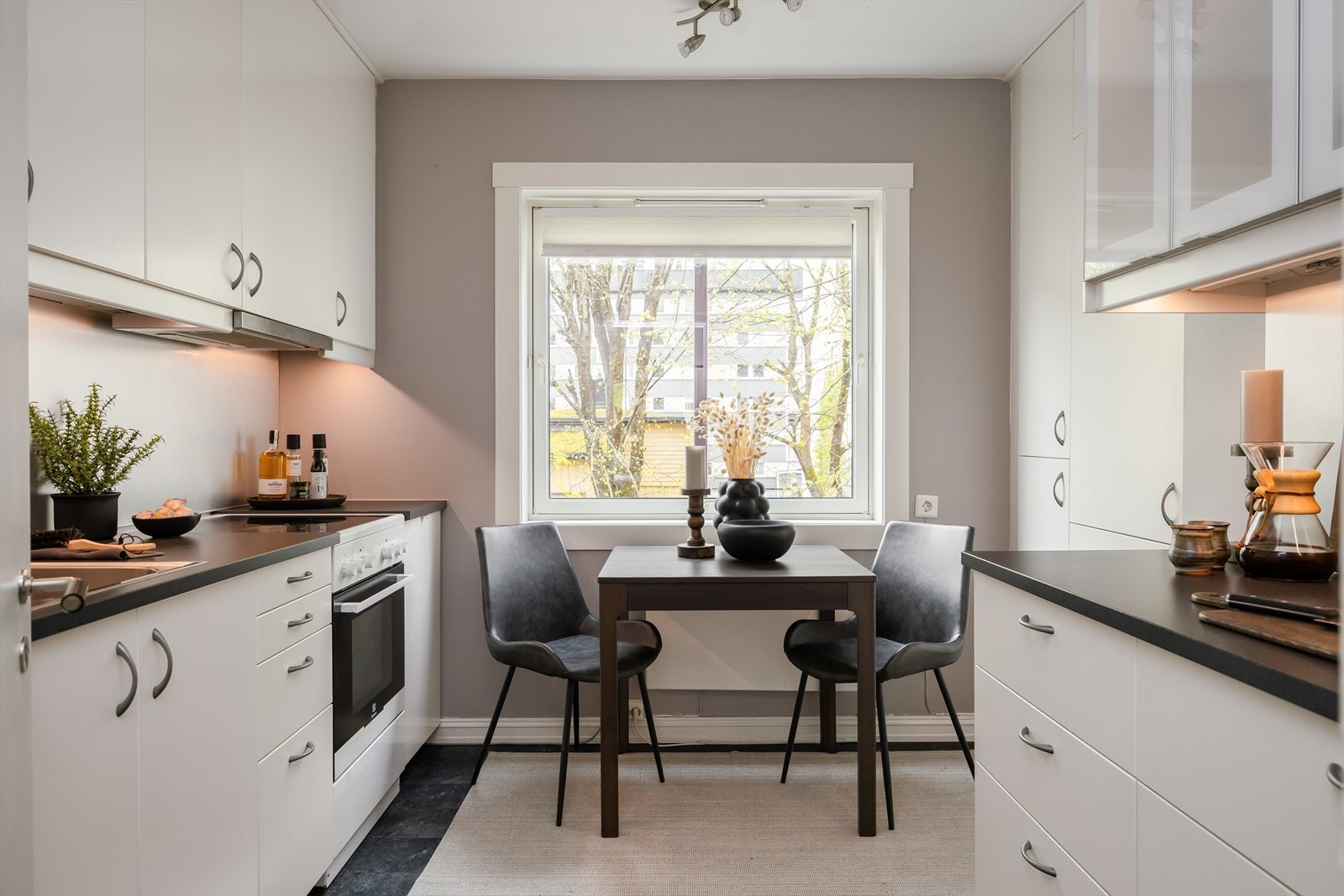 Stilrent kjøkken på 8,5 m² med lyse slette fronter. Galleribilde