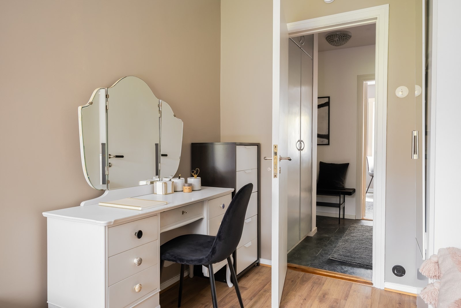 De lave månedlige felleskostnader inkluderer blant annet ubegrenset klesvask i vaskekjeller, tv, internett, betjening av andel fellesgjeld, kommunale avgifter, felles bygningsforsikring og diverse vedlikehold/drift iht. regnskap. Galleribilde