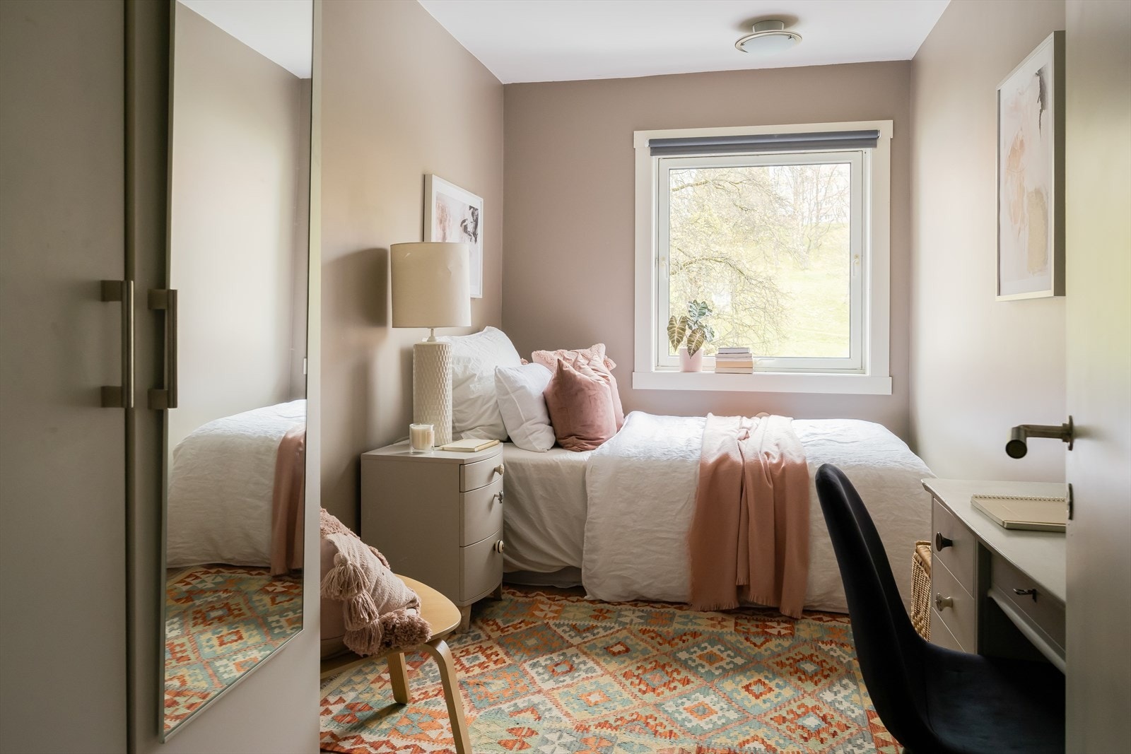 Det andre soverommet har en størrelse på 9,4 m² og vender ut mot rolig enveiskjørt gate. Galleribilde