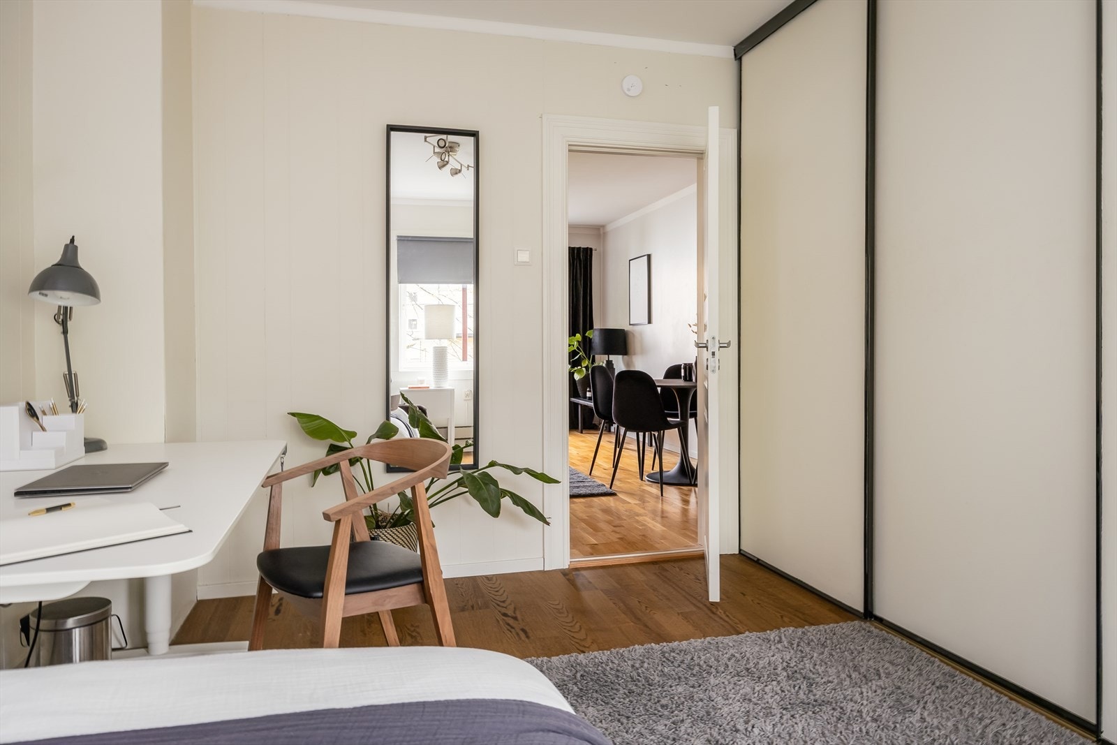 Den romslige skyvedørsgarderoben medfølger handelen. Galleribilde