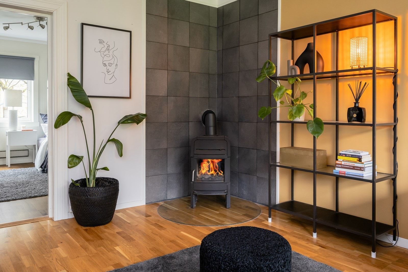 Leiligheten varmes opp via elektrisitet og vedfyring. Sistnevnte er både en økonomisk og trivelig måte å varme opp leiligheten på. Galleribilde