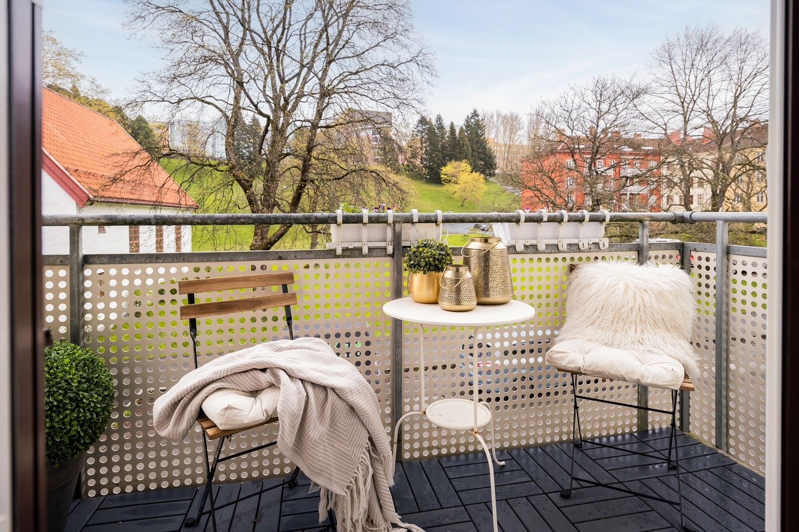 Direkte fra stuen ligger leilighetens usjenerte og trivelige balkong på 3 m². Galleribilde