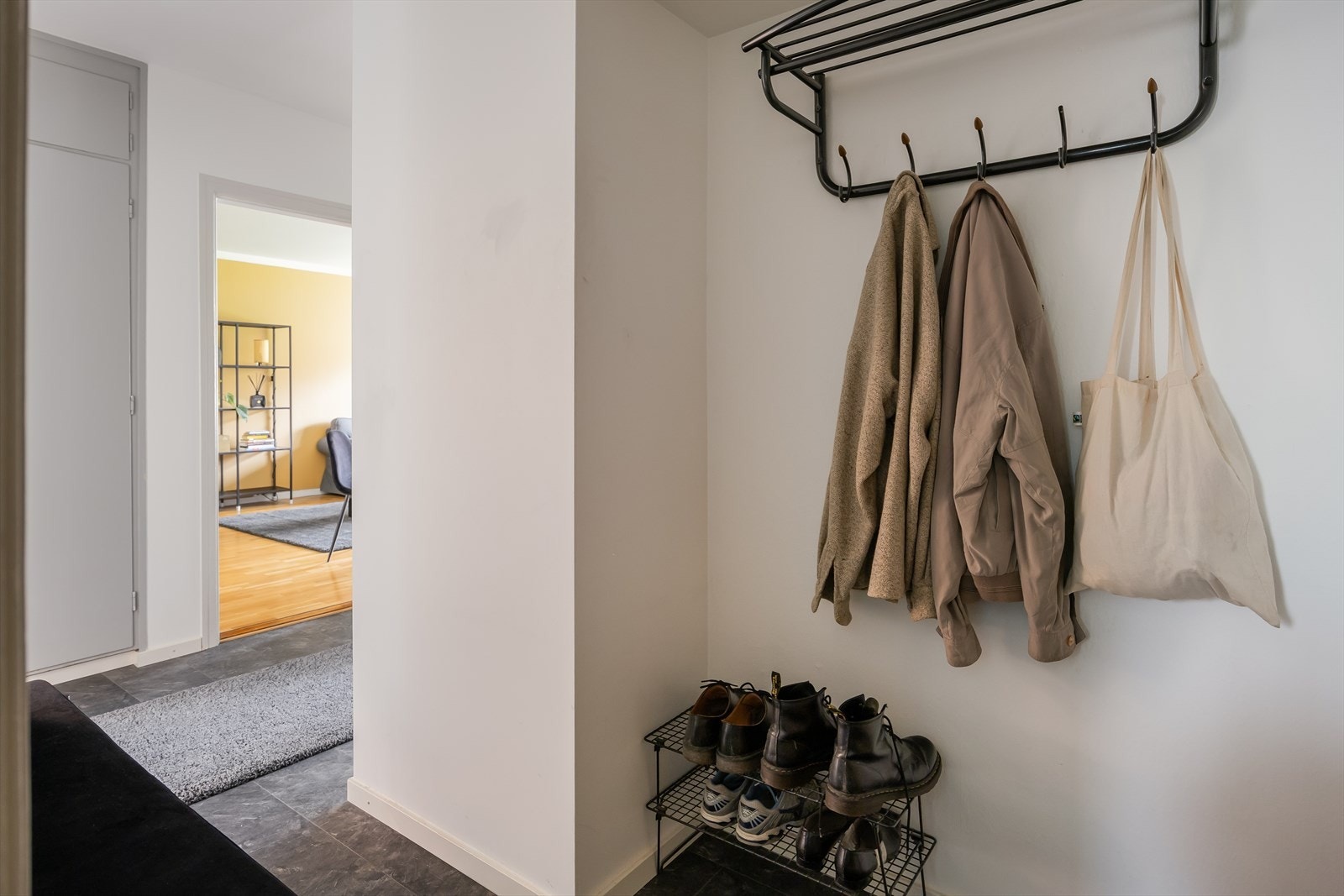 Leiligheten disponerer 3 boder. En bod på loftet og to i kjelleren på til sammen 14 m². Loftet ble etterisolert i forbindelse med takskifte i 2011/2012. Galleribilde