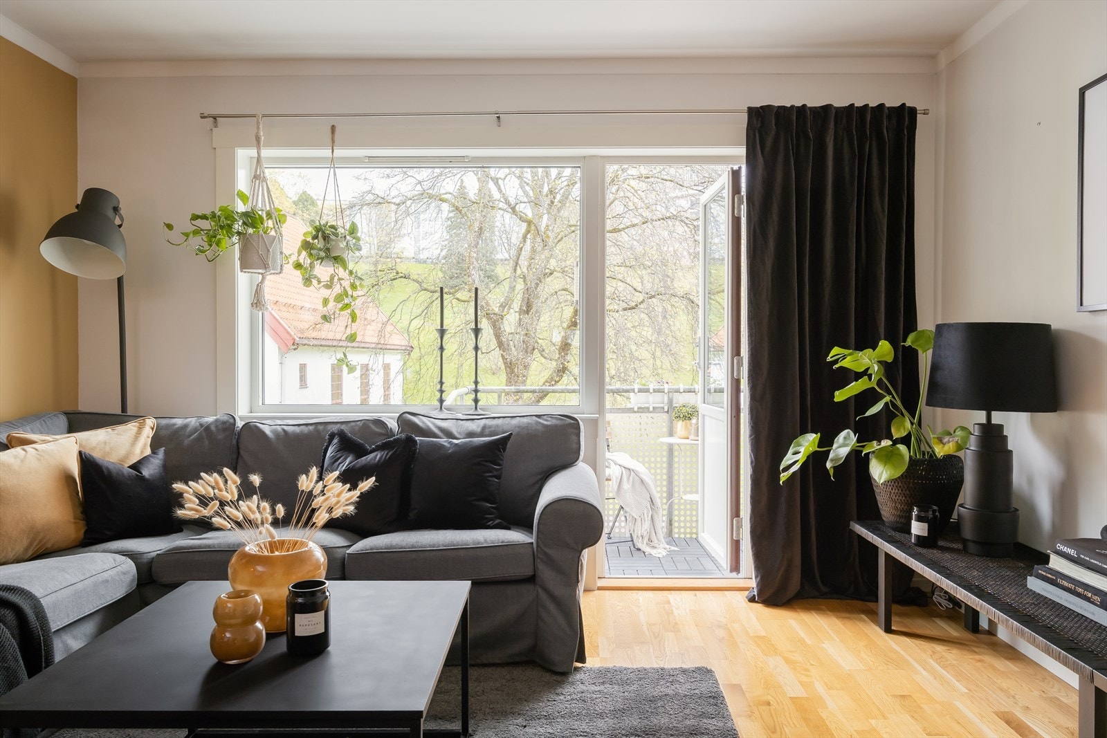 De rause vindusflatene sørger for rikelig med naturlig lysinnslipp i leiligheten. Galleribilde