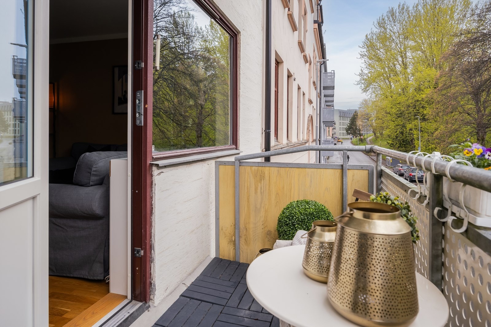 Balkongen ligger skjermet til uten innsyn og vender mot en enveiskjørt gate og parken. Galleribilde