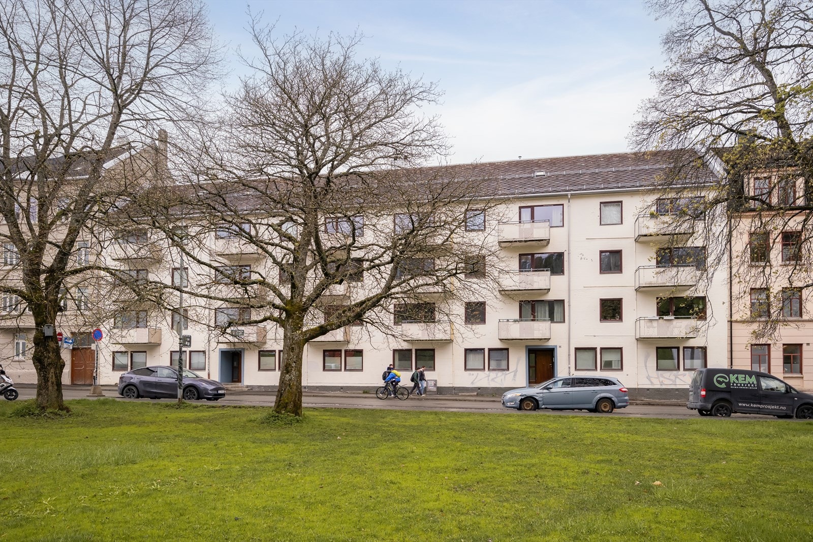 Fasade. Det er mulighet for soneparkering rett utenfor leiligheten. Galleribilde