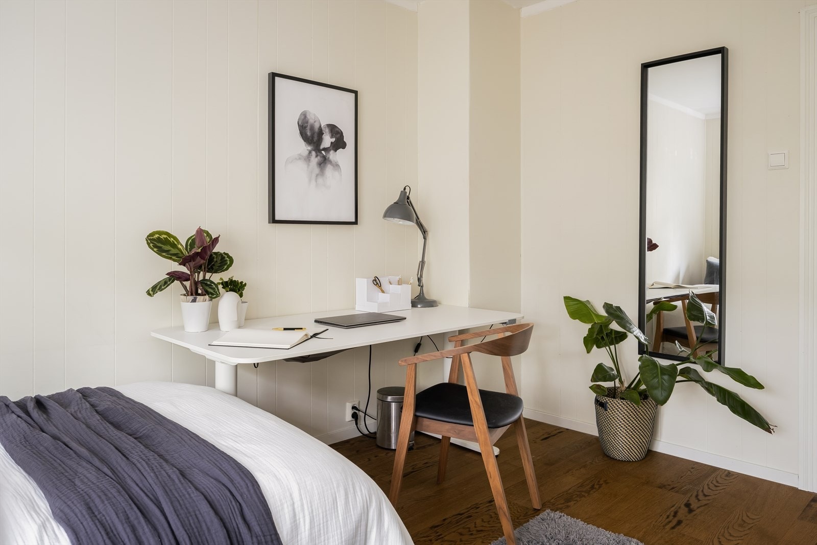 Soverommet vender ut mot borettslagets bakgård. Galleribilde