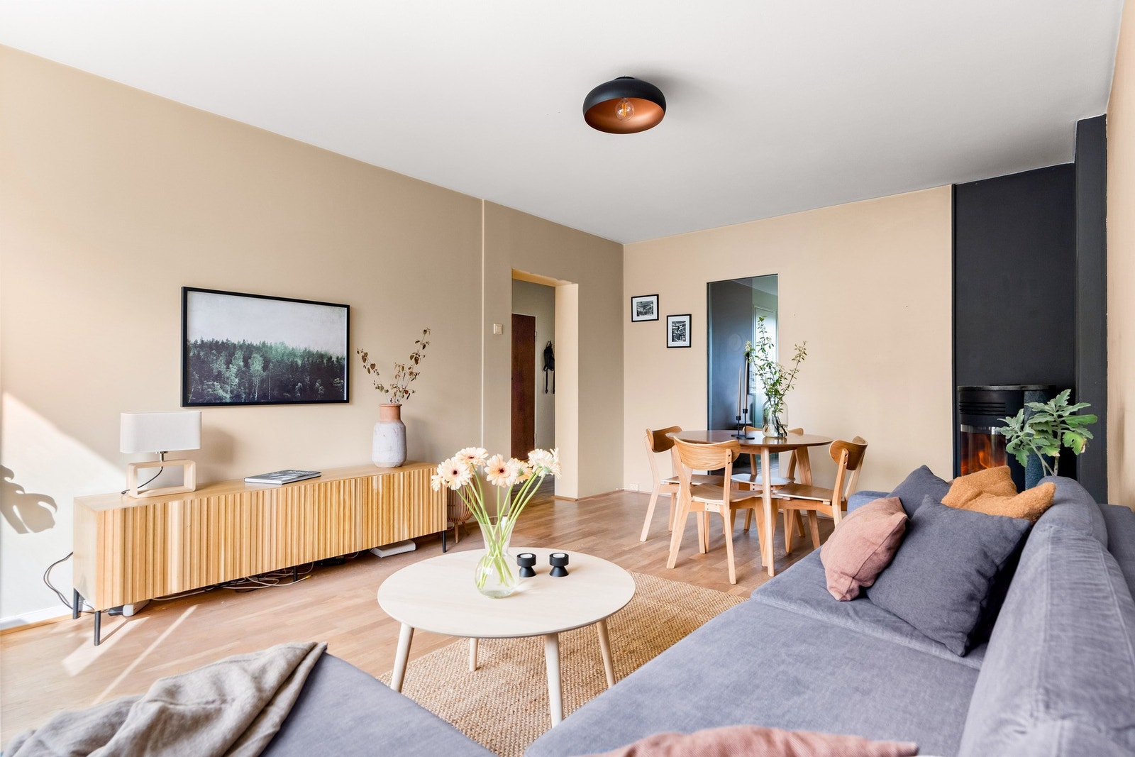 Stue med plass til spisebord - et rom som egner seg godt for både hverdag og sosiale sammenkomster. Galleribilde