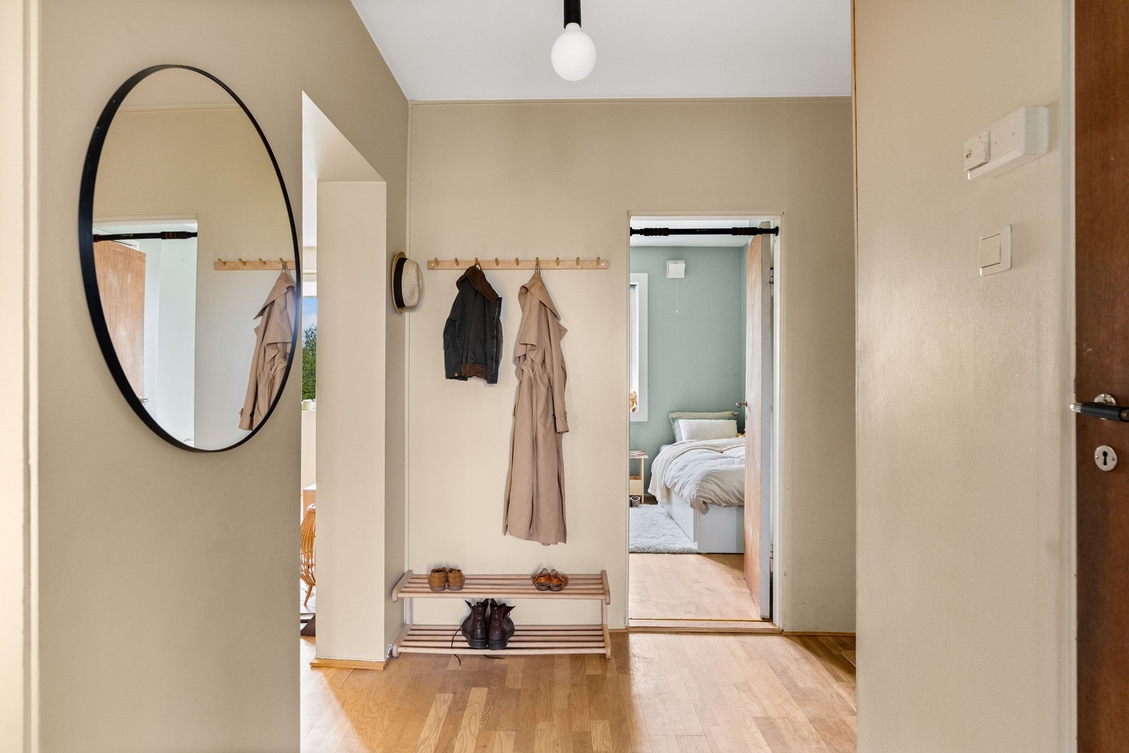 Velkommen inn i en entré med god plass og praktiske løsninger. Galleribilde
