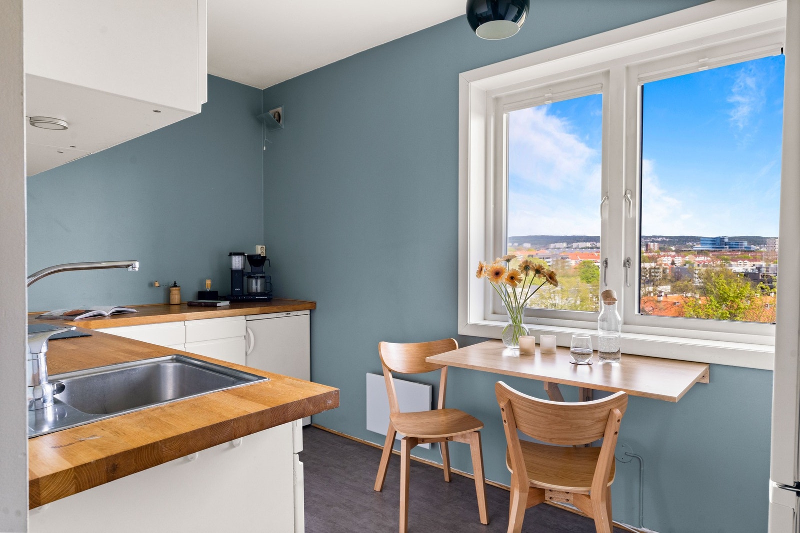 Kjøkken i eget rom med tidsriktig innredning og plass til et koselig frokostbord. Galleribilde