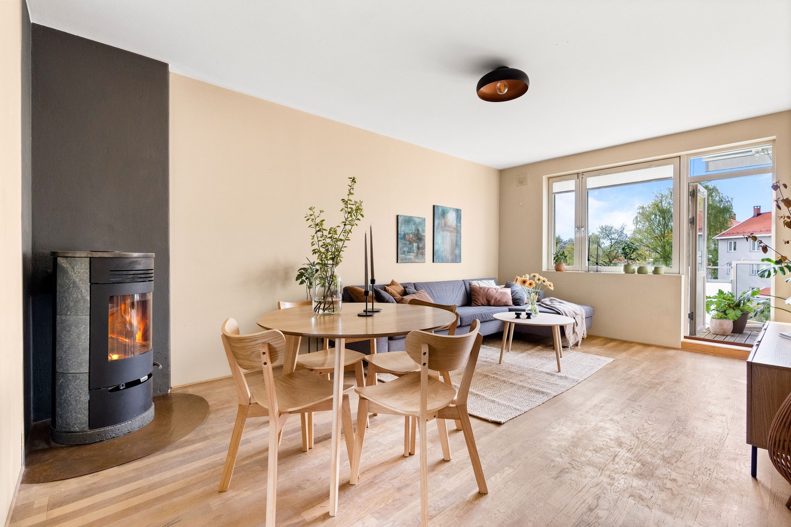 Stuen er lys og romslig, med store vinduer som slipper inn rikelig med naturlig lys. Galleribilde