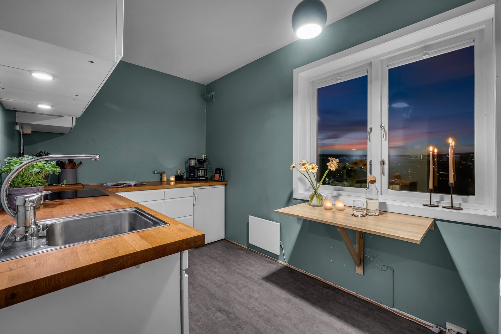 Hyggelig stemning for måltider og samtaler når roen senker seg på kvelden. Galleribilde