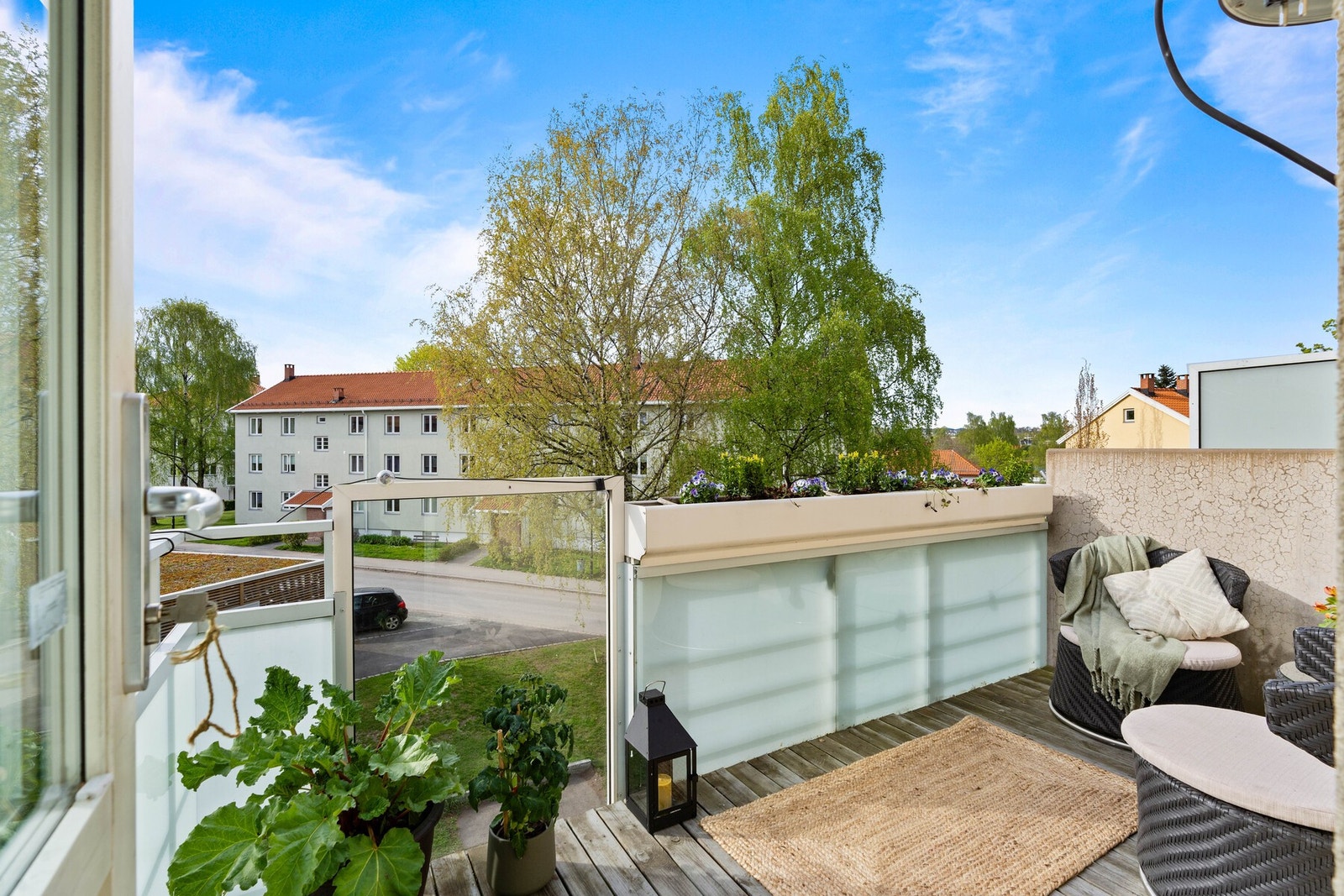 Balkongen innbyr til både morgenkaffe og kveldssol. Galleribilde