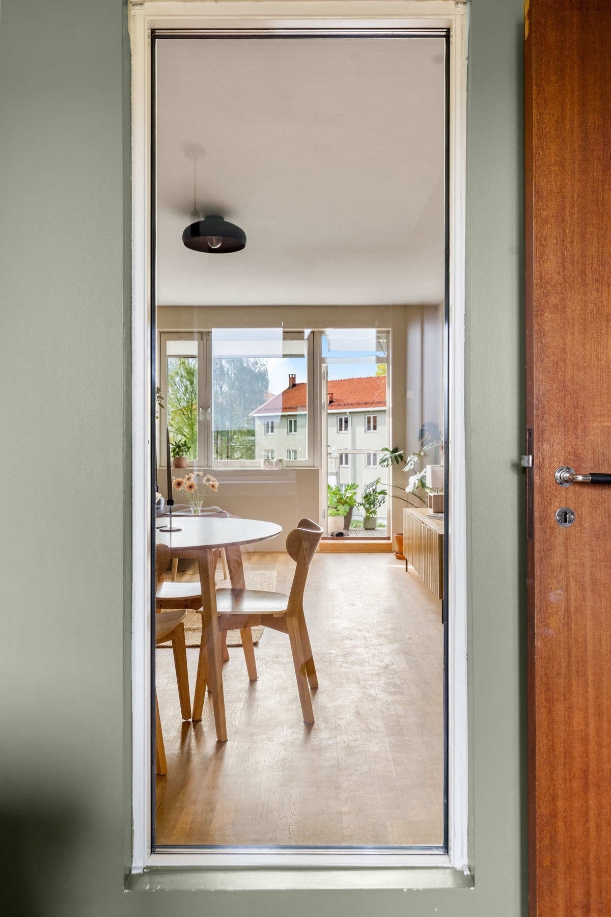 Vinduet i veggen mellom hovedsoverommet og stua gir en åpen og lys overgang mellom rommene. Galleribilde