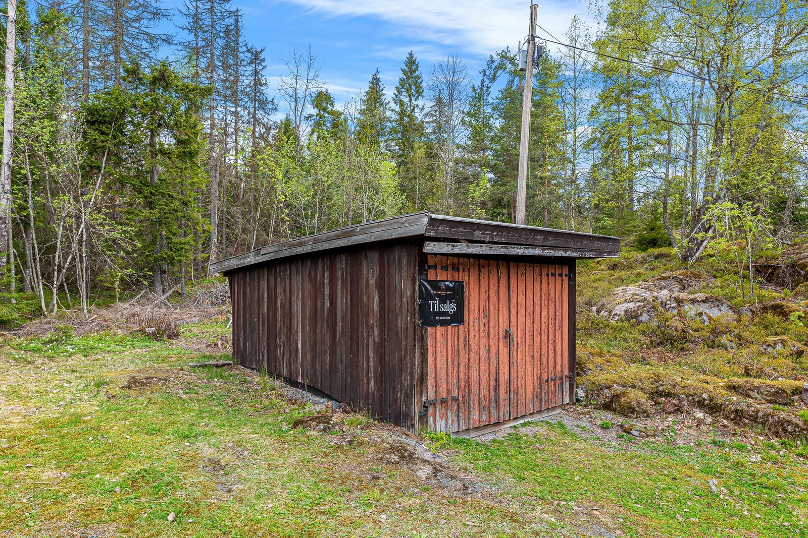 Til hytta medfølger garasje som ligger rett inn fra Vestmarkveien.
Det er få meter å gå opp til hytta Galleribilde
