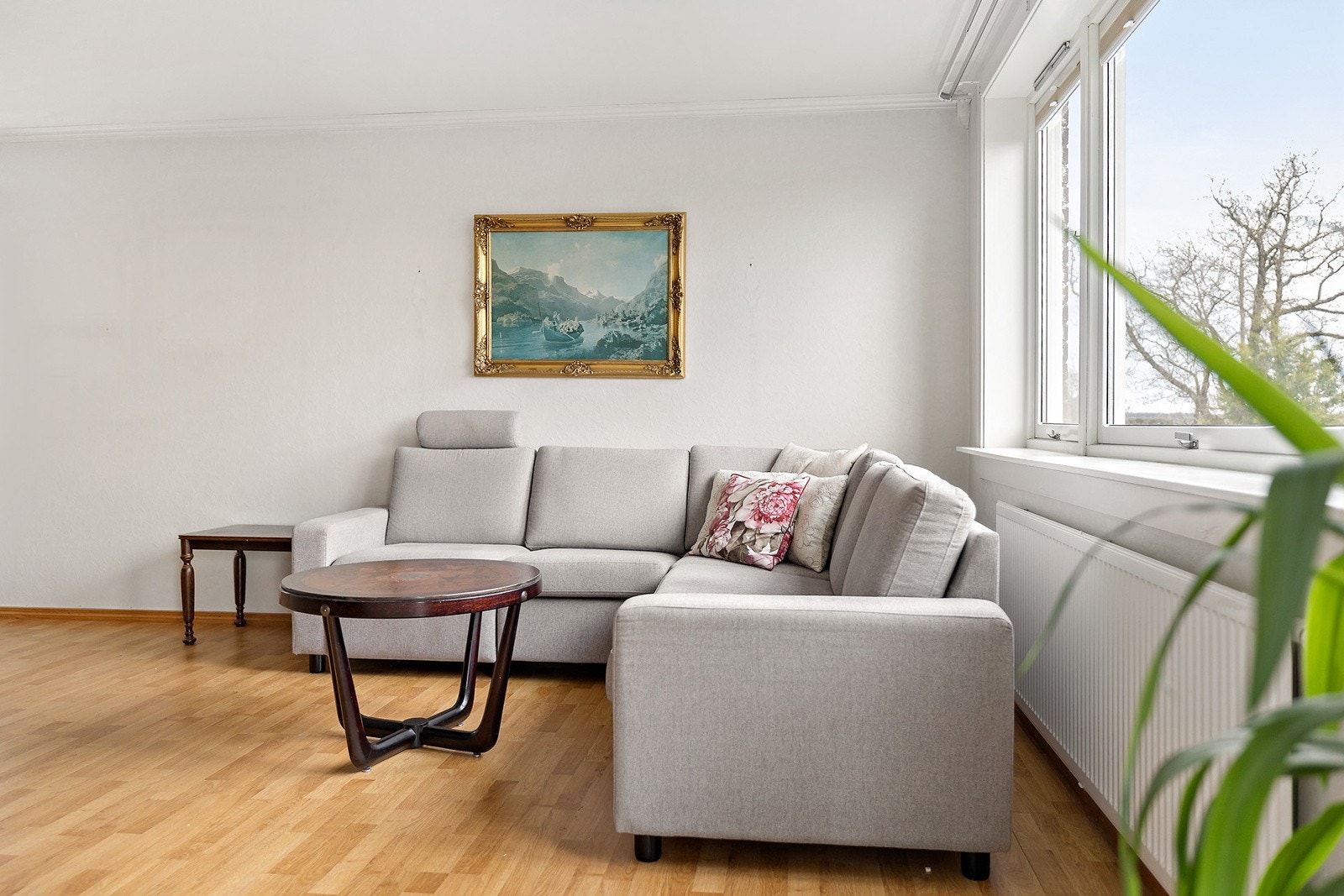 Stue med plass til både sofagruppe og spisestue Galleribilde