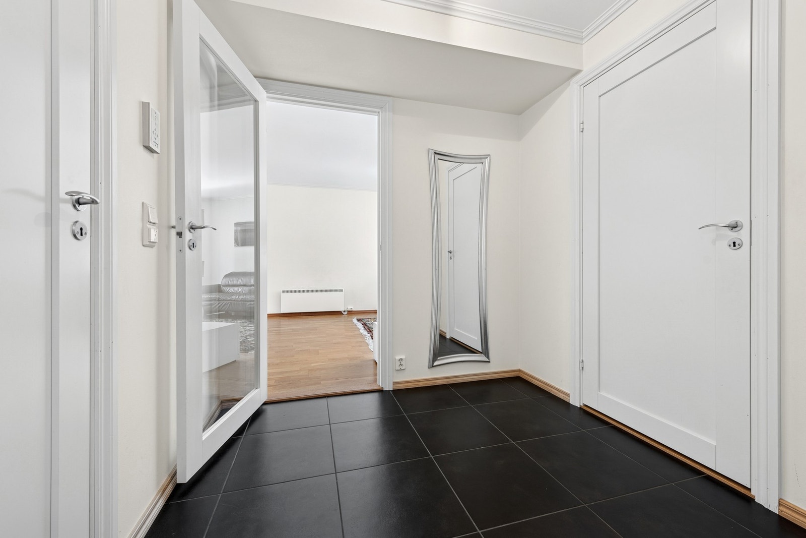 Velkommen inn! Boligen har en romslig entré med plass til oppbevaring av yttertøy og sko. Galleribilde