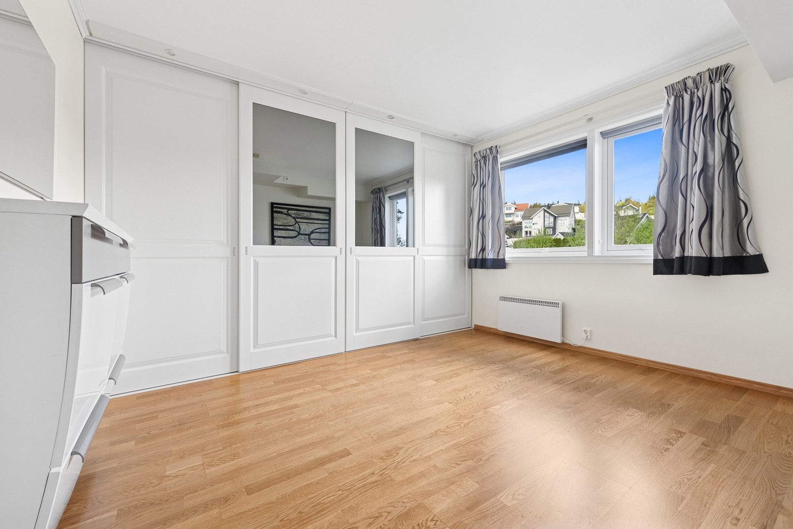 Hovedsoverommet er romslig og lyst, med plass til dobbeltseng og god oppbevaring i skyvedørsgarderobe med speil. Galleribilde