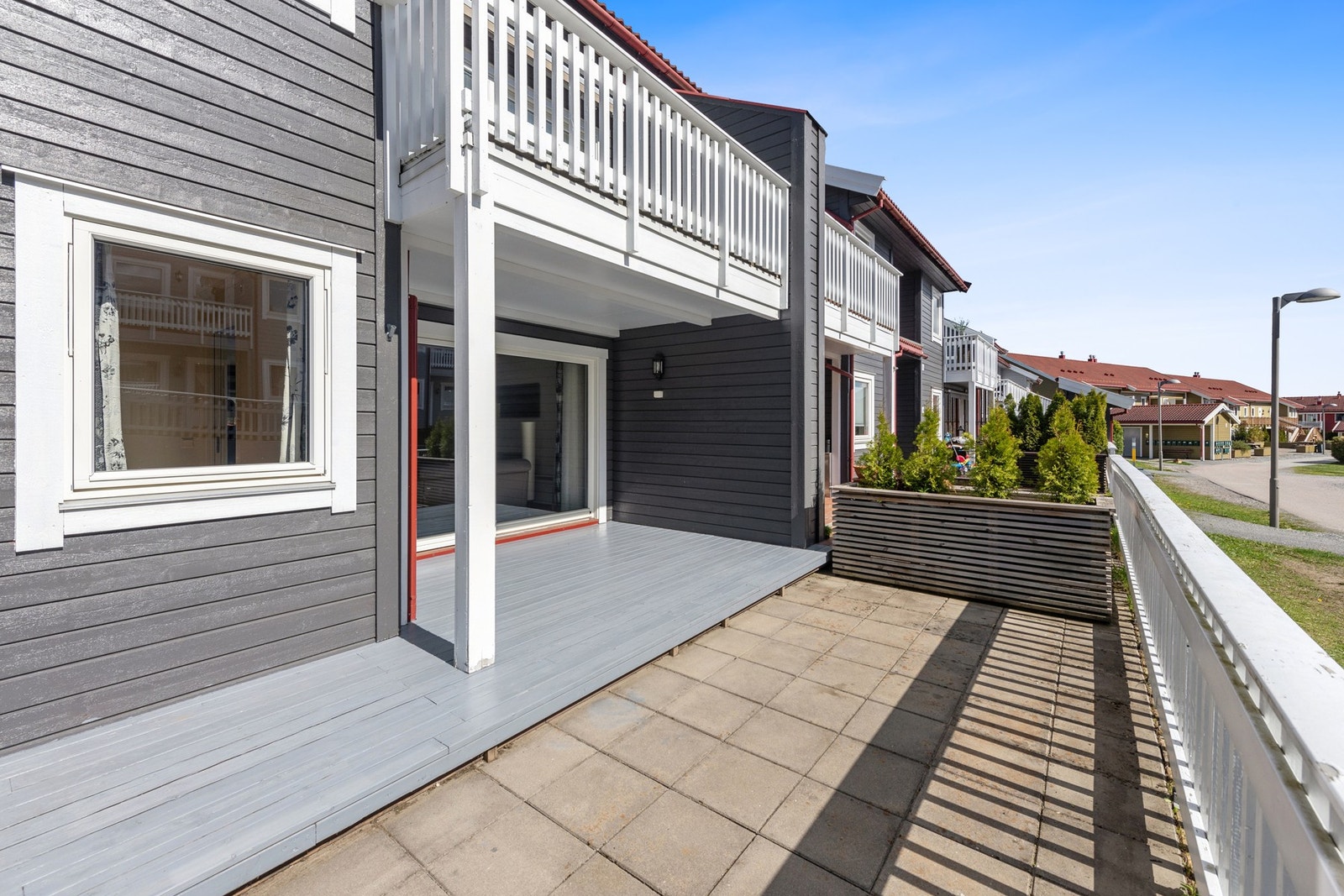 Romslig terrasse på ca. 24 kvm med gode solforhold - perfekt for hyggelige stunder ute. Galleribilde