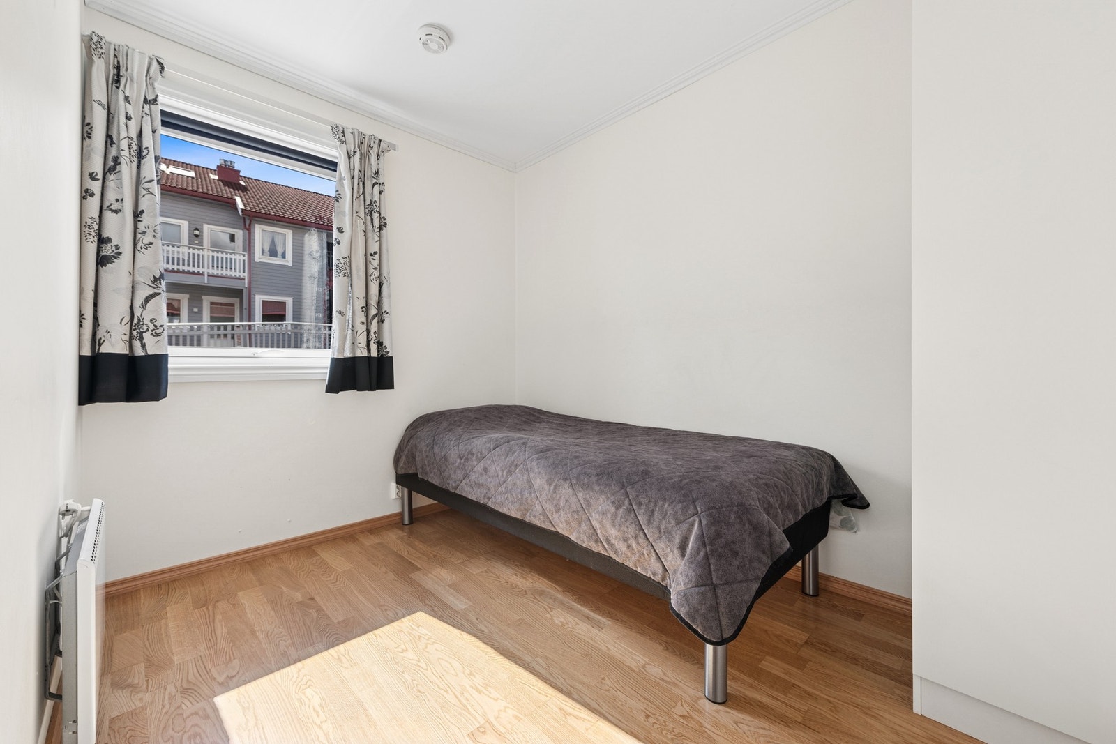 Boligen har 2 soverom. Det første soverommet er lyst og pent, med plass til enkeltseng og garderobeløsning - perfekt som barnerom, gjesterom eller kontor. Galleribilde