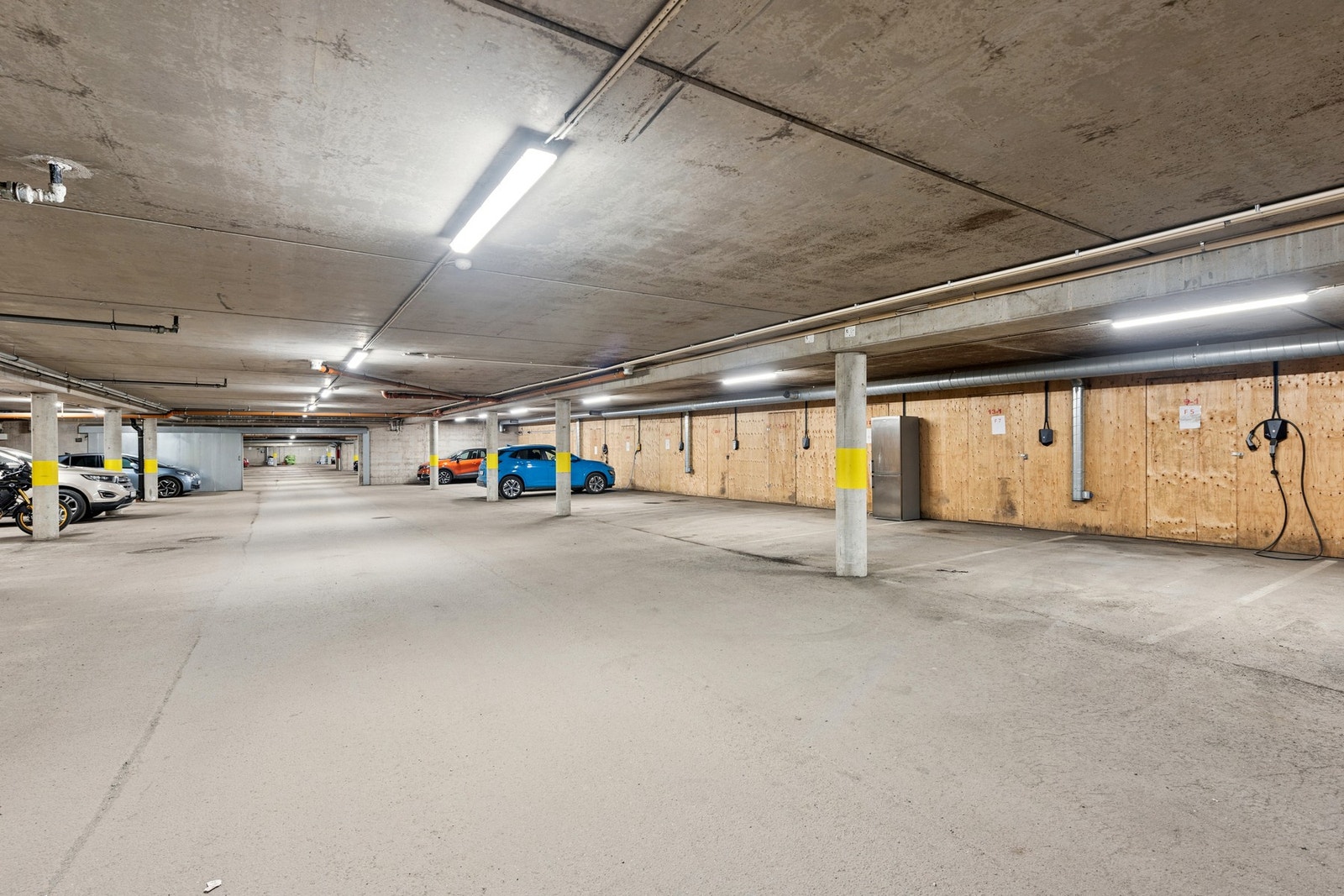 Boligen disponerer biloppstillingsplass i felles garasjeanlegg Galleribilde