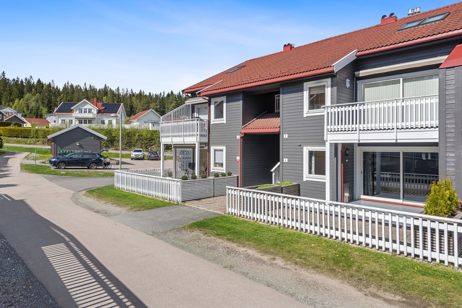 Her bor du i et trygt og familievennlig nabolag med gode skoler, barnehager og servicetilbud innen rekkevidde. Galleribilde