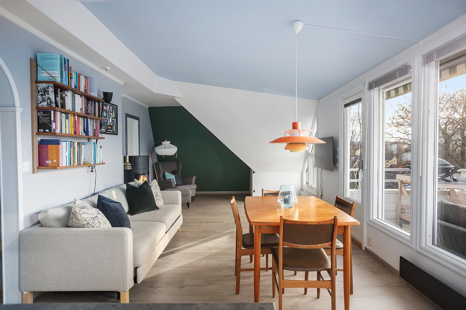 Stue med god plass til spisebord og sofakrok. Fra stuen er det utgang til balkong. Galleribilde