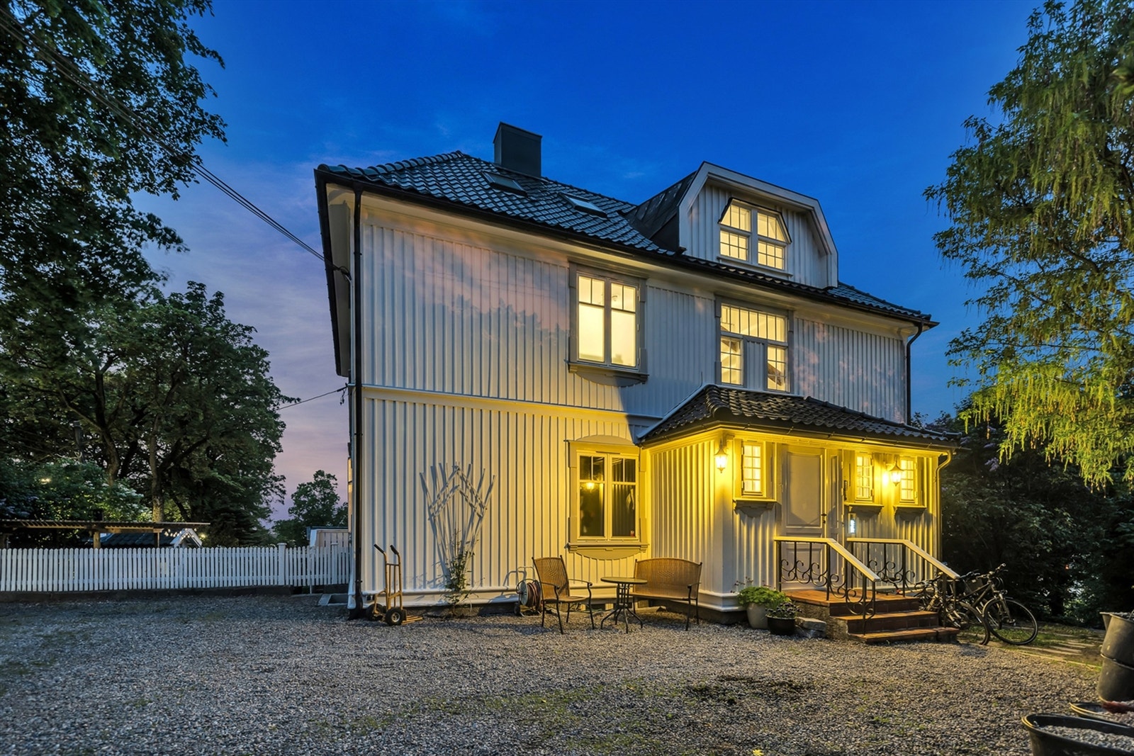Velkommen til Frydenbergveien 24B - En lekker og romslig toppleilighet ledig omgående! Send e-post med informasjon om degdere til Oystein.Sannes@krogsveen.no. Galleribilde