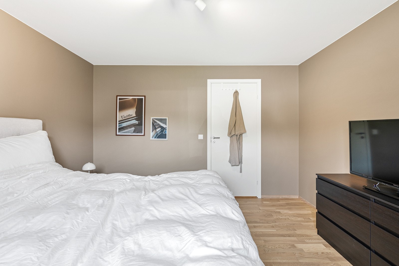 Alle er av grei størrelse med plass til seng, nattbord og ønsket innredning. Galleribilde