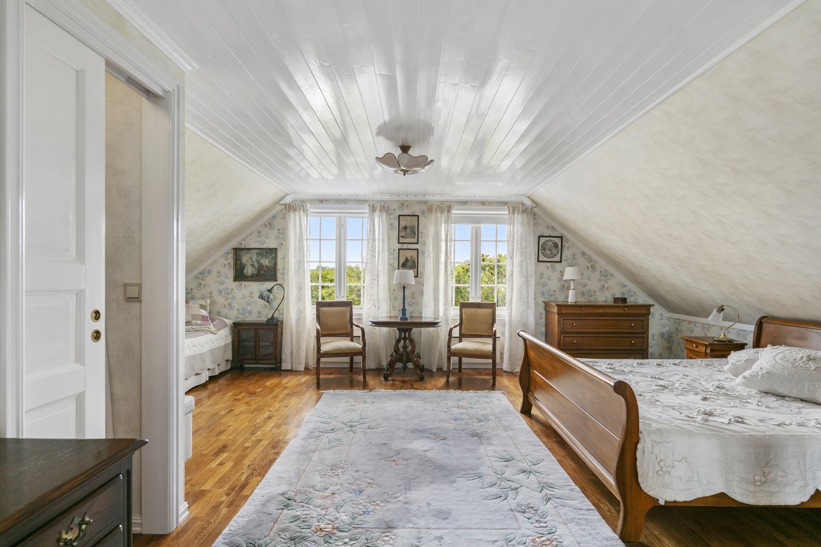 I andre etasje ligger tre pene soverom, hvorav hovedsoverommet er meget romslig. Galleribilde