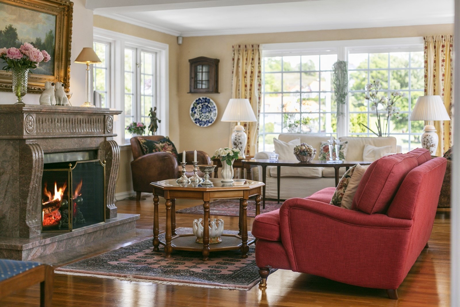 Eneboligen har til sammen seks stuer, hvorav en er en meget flott peisestue. Galleribilde