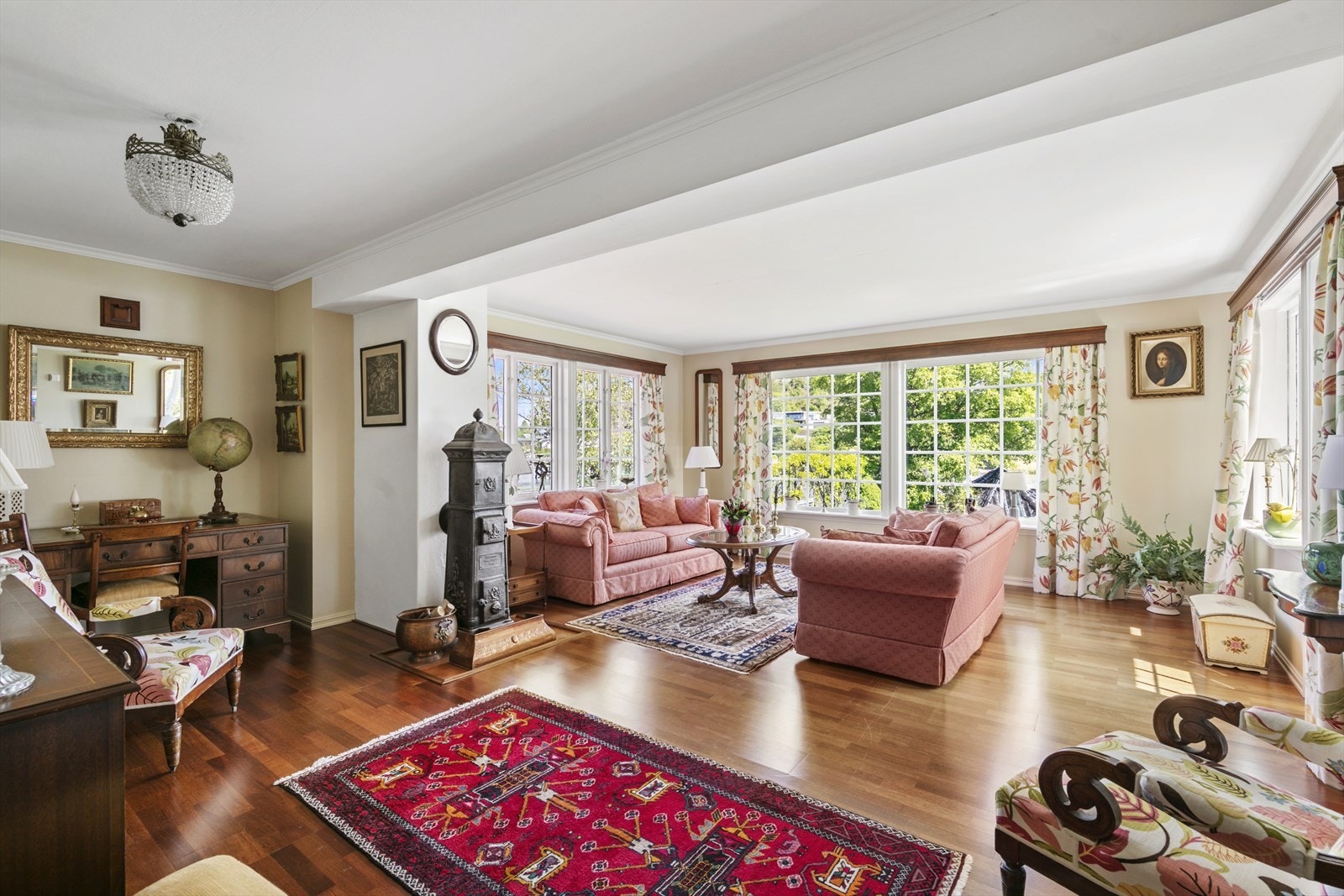 Koselig stue i praktikantdel med gode lysforhold, vendt mot sjøen og direkte utgang til terrasse. Galleribilde