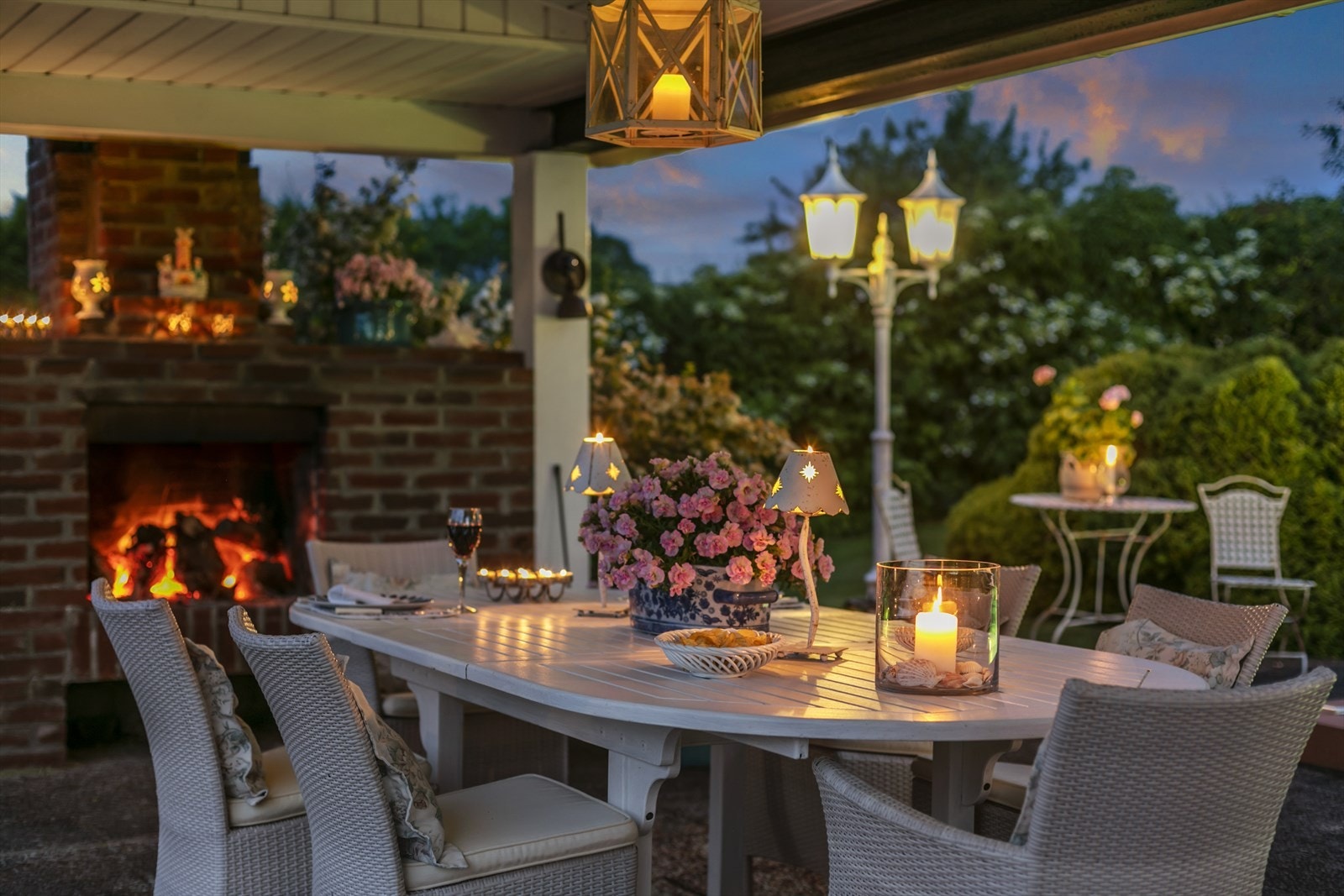 Den overbygde uteplassen er utstyrt med trivelig utepeis. Galleribilde