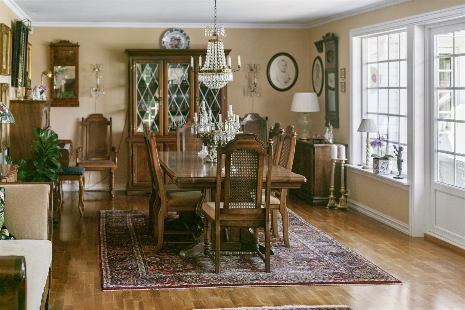 Doble dører i spisestuen åpner opp til terrasse hvor middagen kan nytes på solskinnsdager. Galleribilde