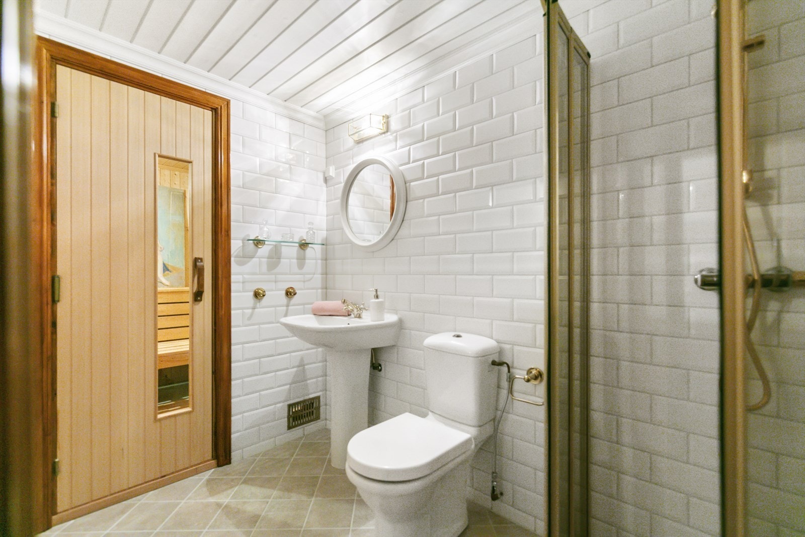 I kjelleretasjen ligger et bad fra 2015 med toalett, dusj og søyleservant. Galleribilde