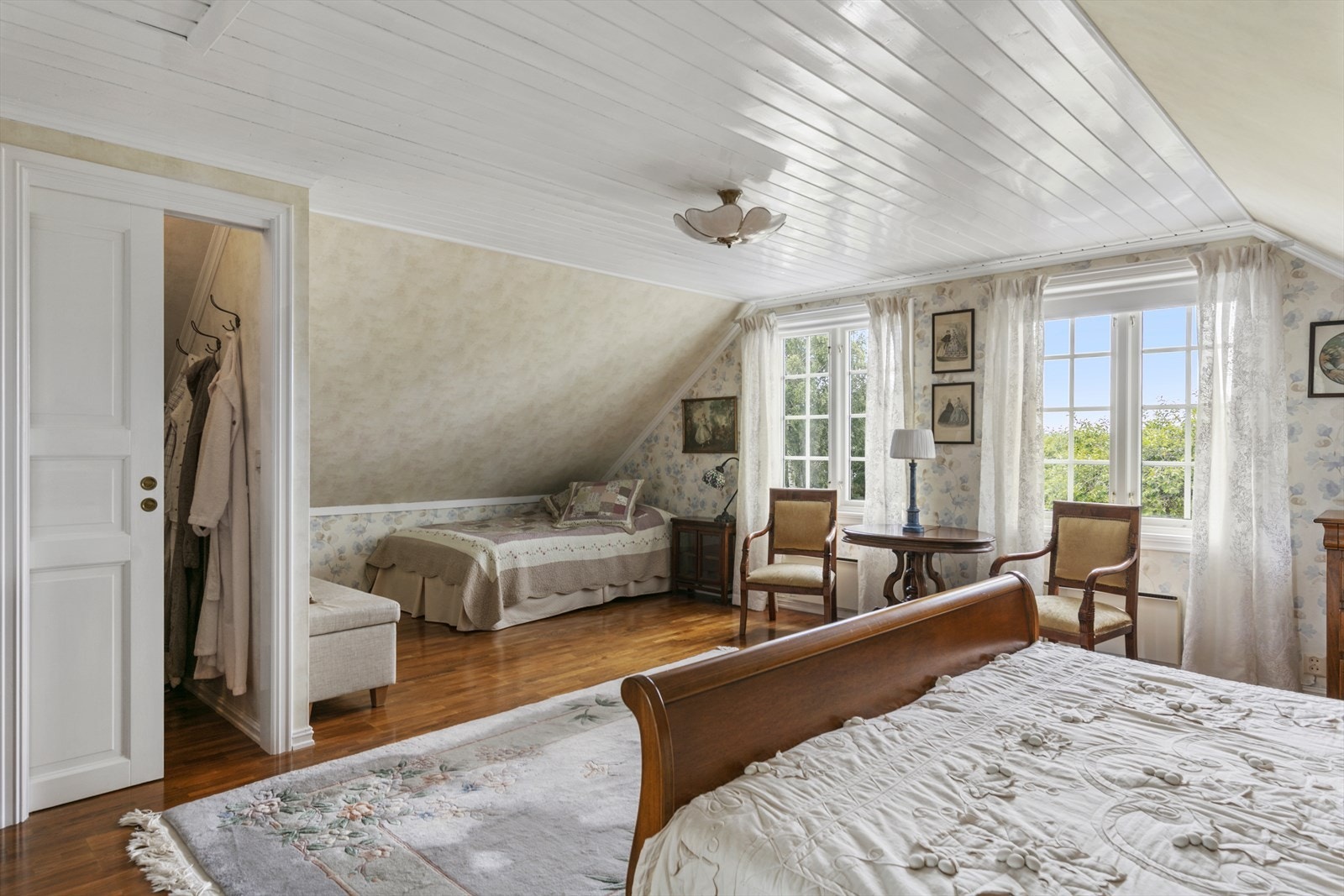 Hovedsoverommet har også et tilknyttet walk-in closet. Galleribilde