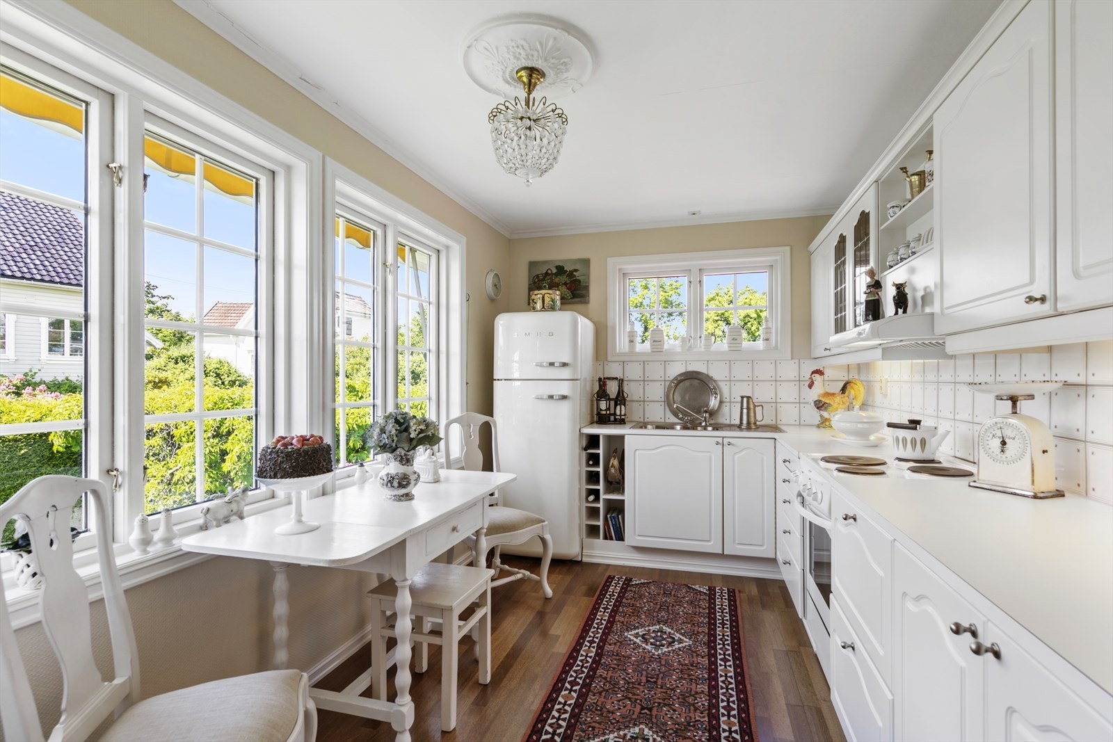 Koselig kjøkken i praktikantdel med hvit tradisjonell innredning Galleribilde