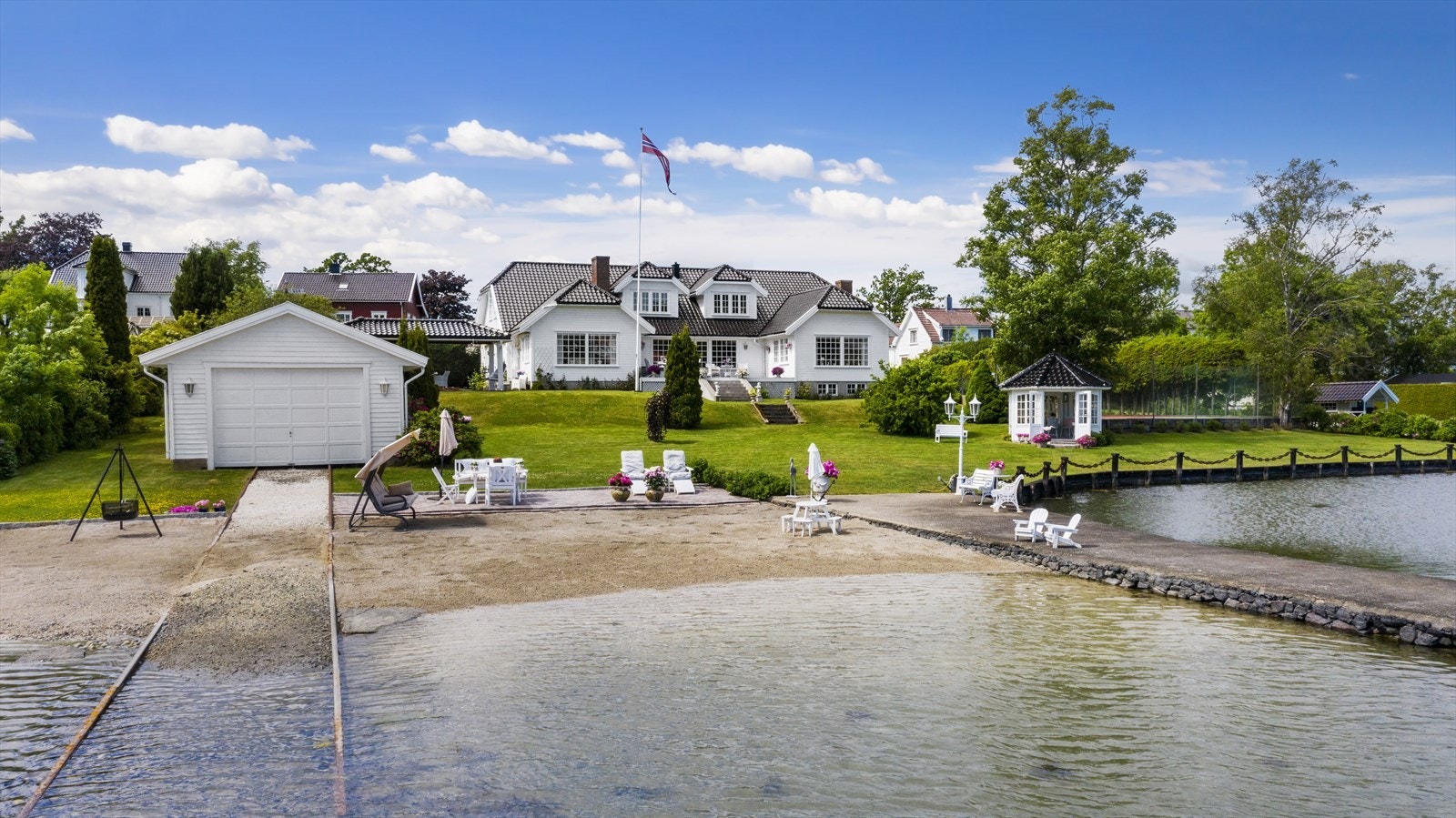 Eiendommen har en nydelig, solrik beliggenhet med egen strandlinje. Galleribilde