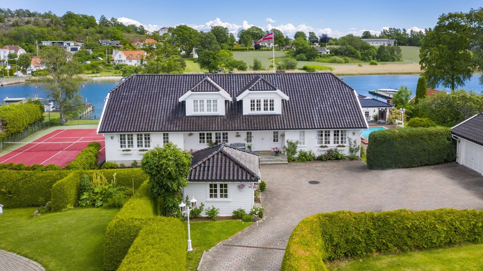 Parkering er i trippelgarasje og på steinlagt gårdsplass. Galleribilde