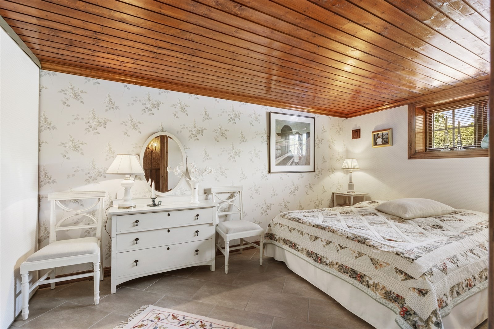 I kjelleretasjen ligger et pent soverom med lyse veggflater og plass til dobbeltseng. (Ikke godkjent til varig opphold) Galleribilde