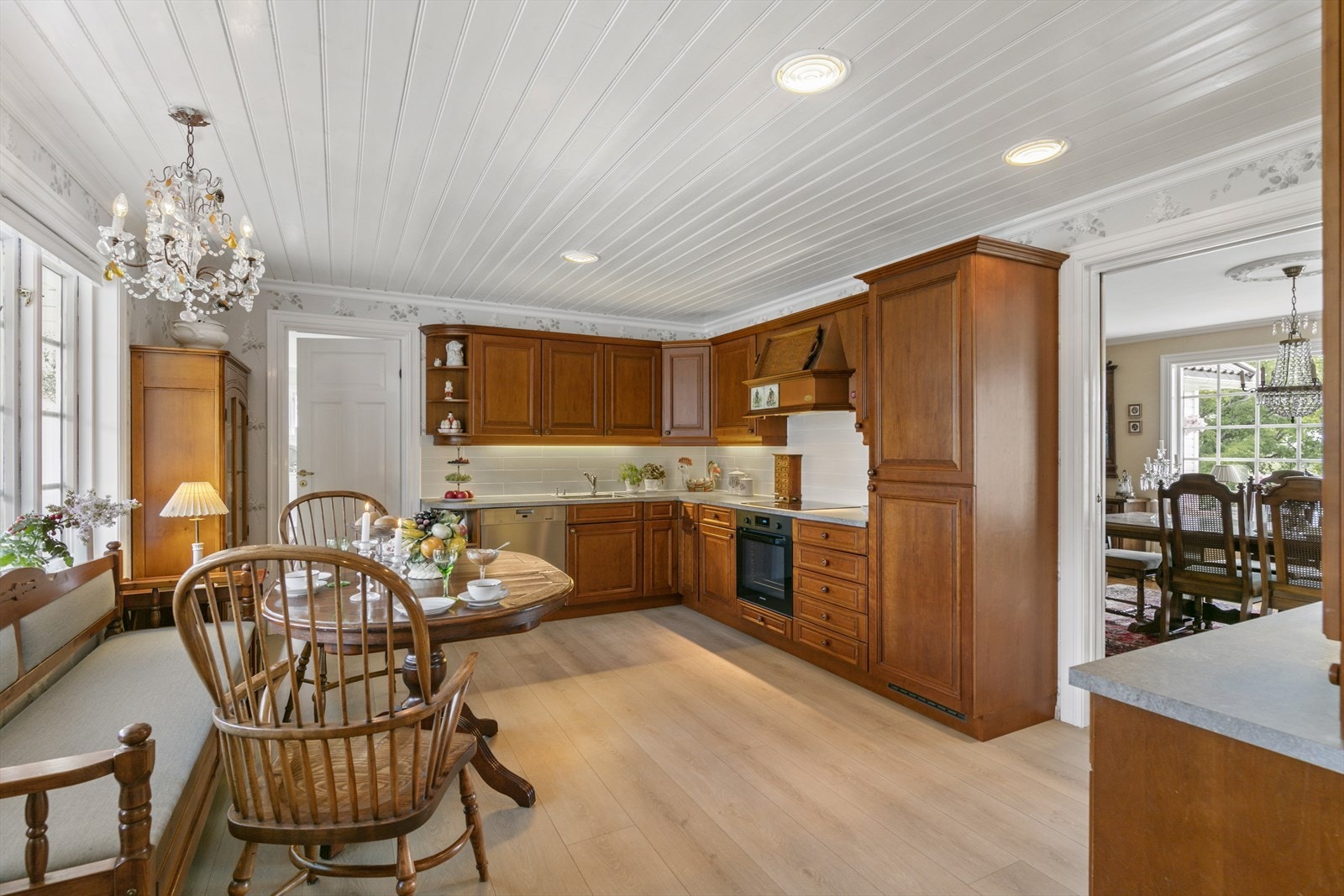 Hovedkjøkkenet har romslig, profilert innredning og flere integrerte hvitevarer. Galleribilde