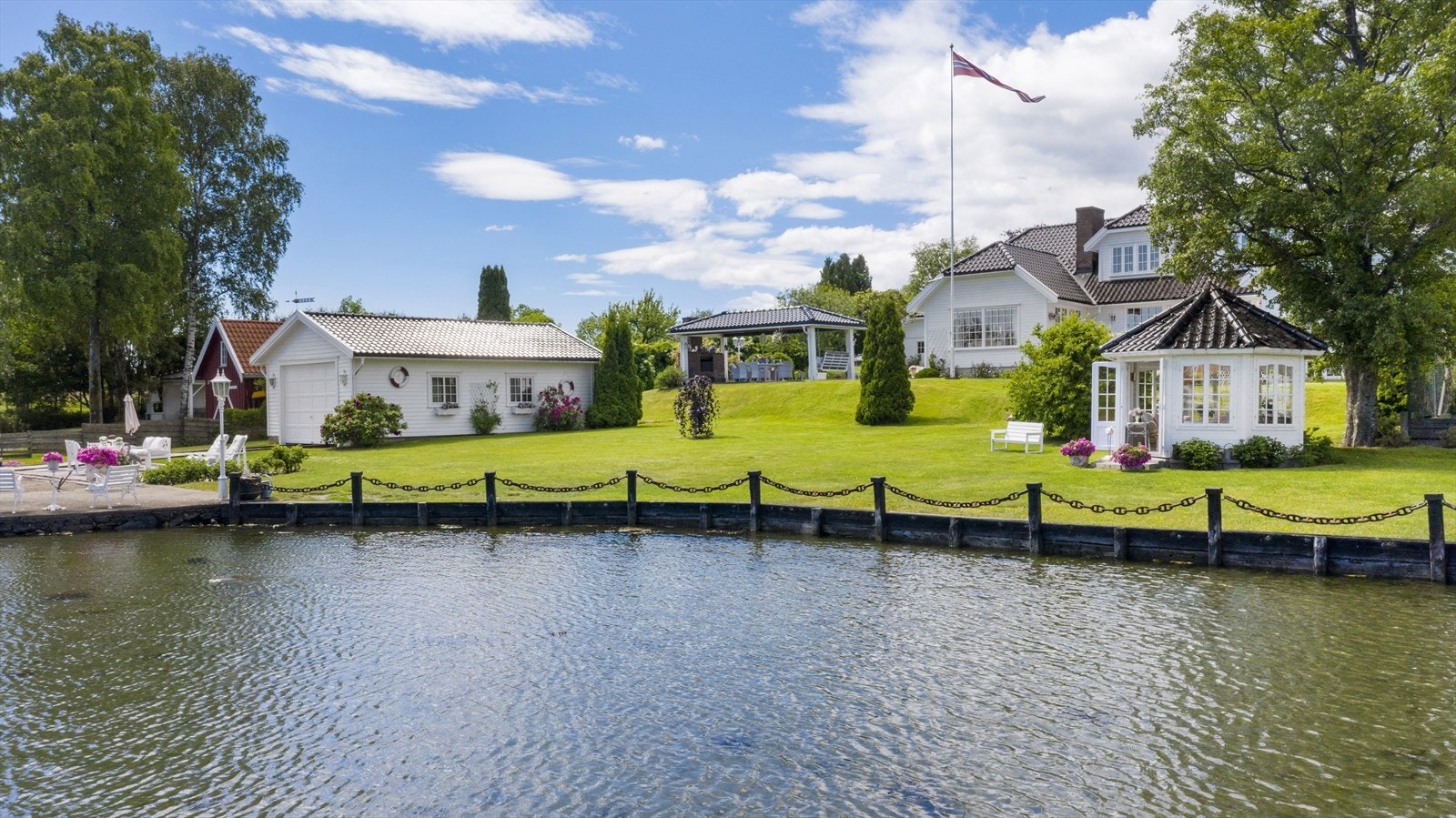 Prakteiendommen gir et slående inntrykk uansett om gjestene ankommer med bil eller båt. Galleribilde