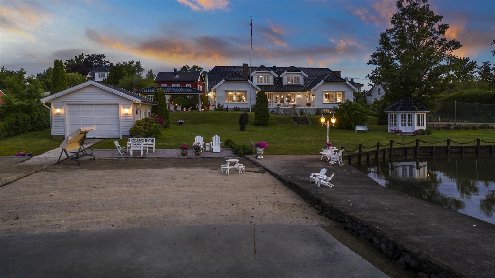 Eiendommen gir et like nydelig inntrykk på dagstid som på kveldstid. Galleribilde