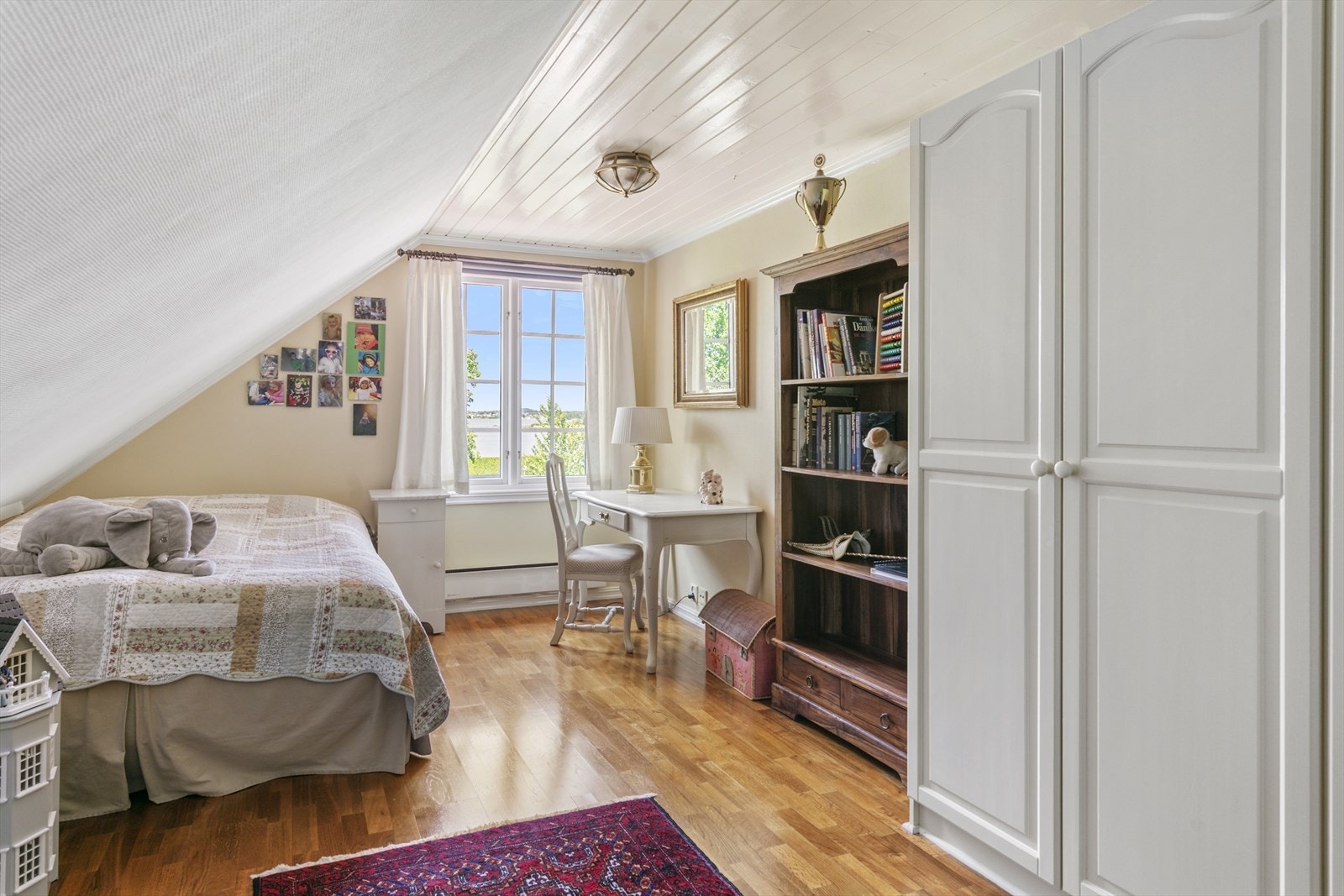 Alle soverommene har tilhørende skapløsninger. Galleribilde