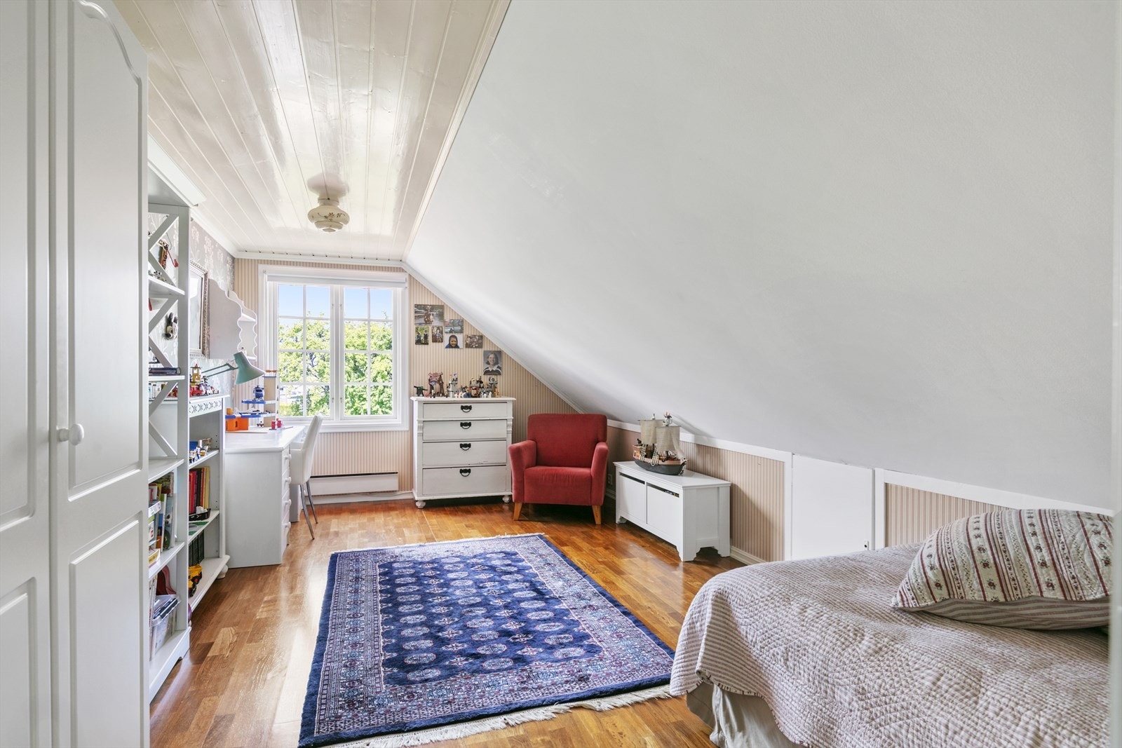 Soverommene i andre etasje har skråhimlinger og sprossekledde vinduer på endeveggen. Galleribilde