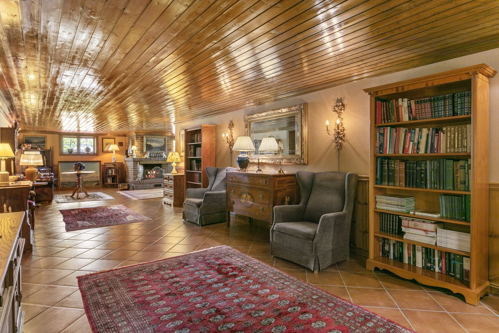 Boligen har god lagringsplass i flere boder, hvorav den innerste har vært benyttet til vinkjeller. Galleribilde